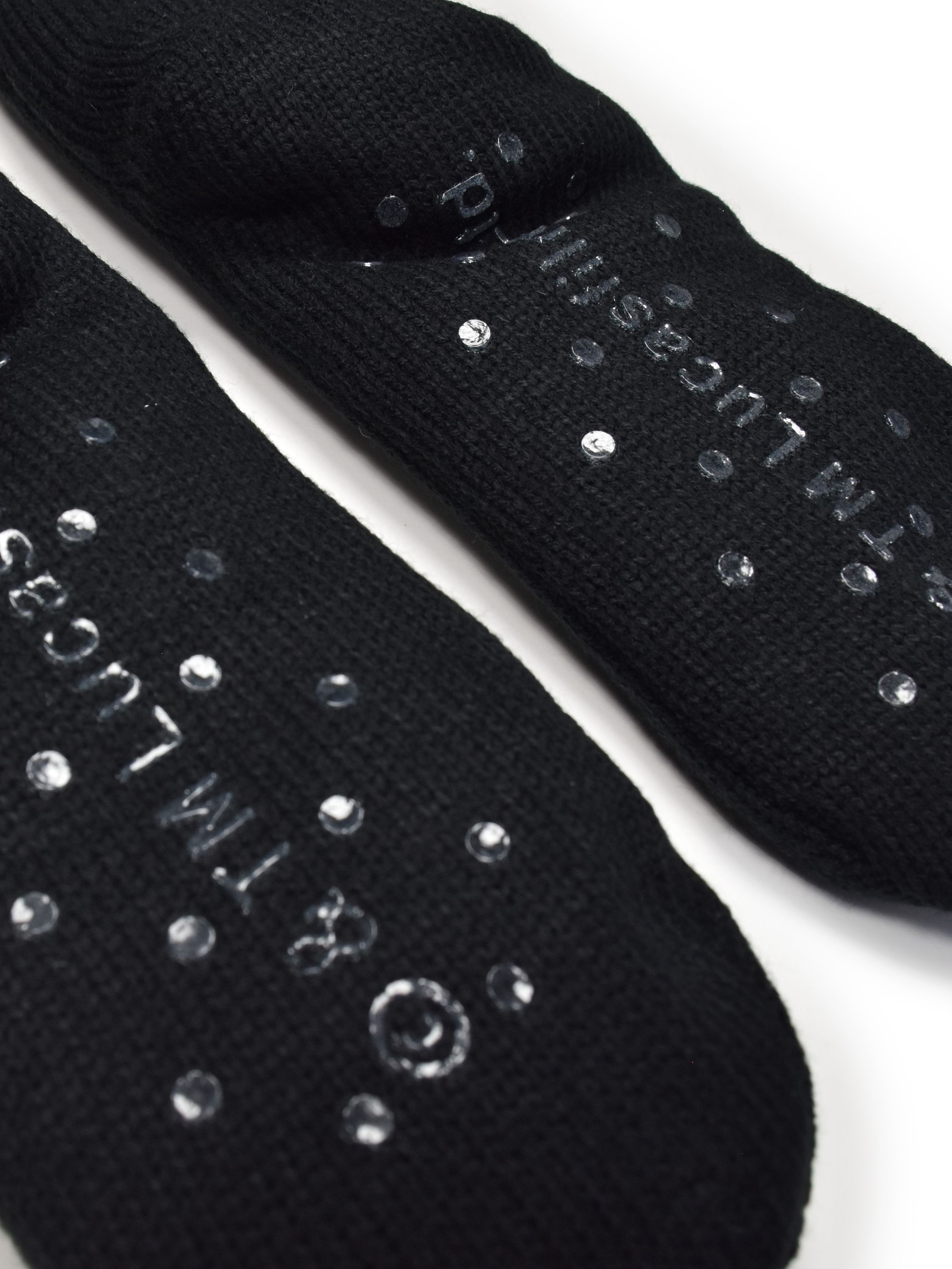 Schwarze Socken mit transparenten Noppen und dem Aufdruck "& TM Lucasfilm".