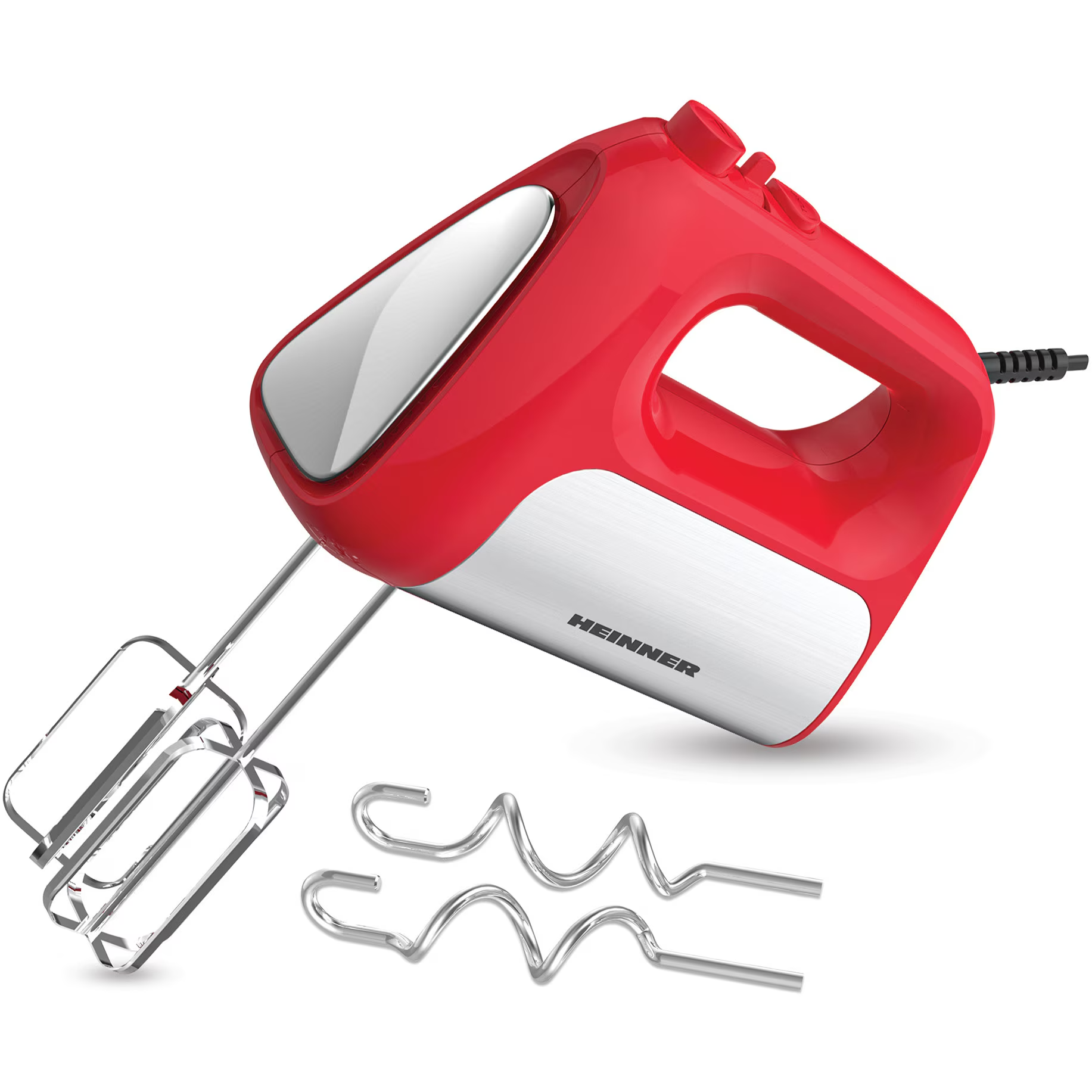 Een rode handmixer met zilveren accenten en twee paar kloppers.