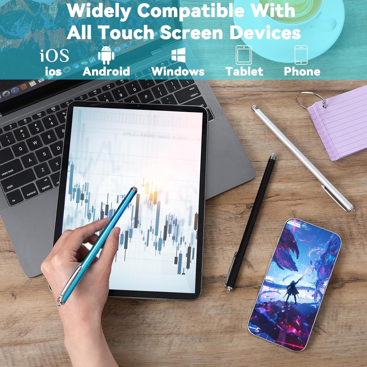 Ein blauer Stift bedient ein Tablet mit Finanzdiagrammen, daneben ein Smartphone und ein Laptop.