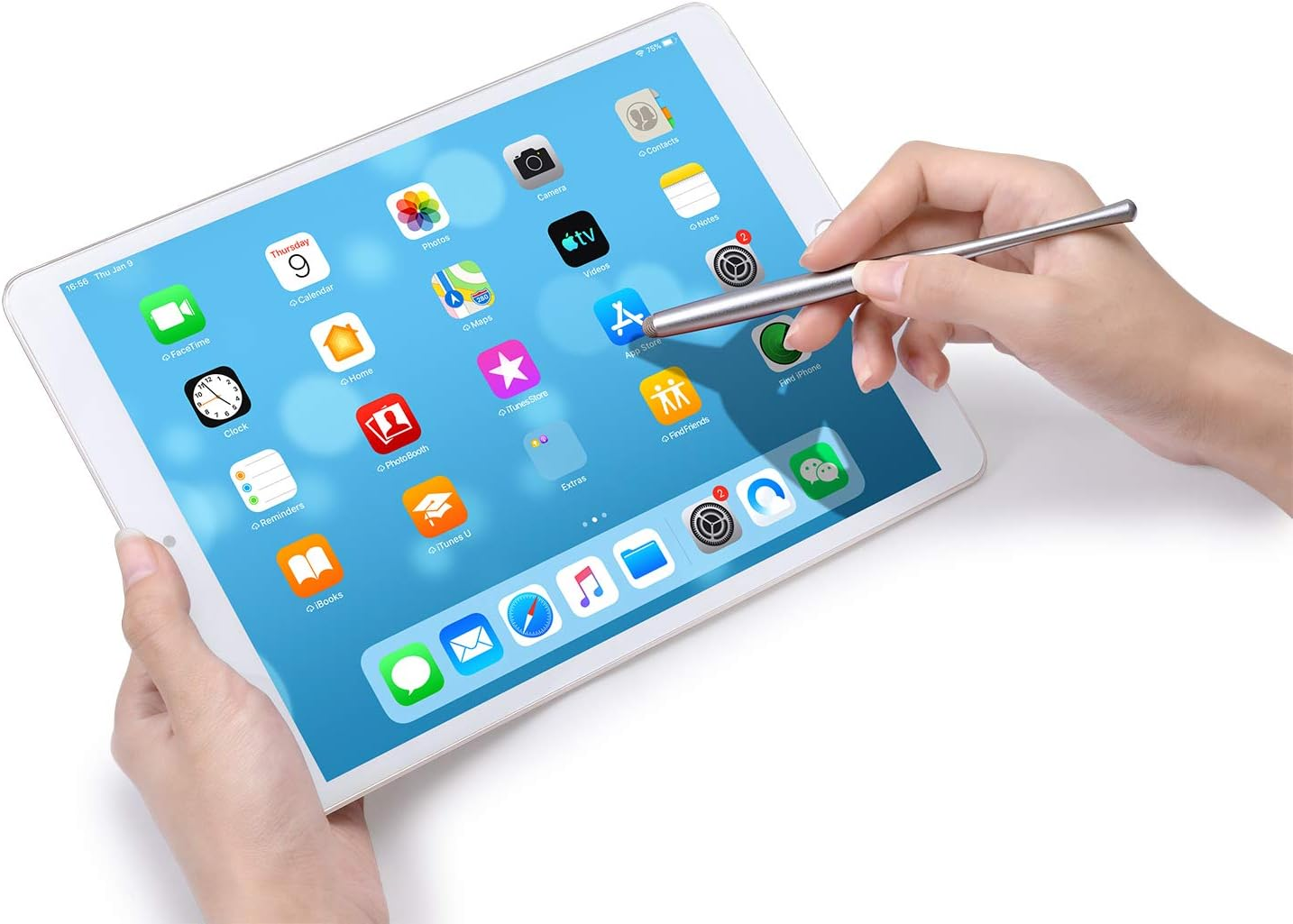 Eine Hand hält einen silbernen Stift und tippt auf ein Tablet mit App-Symbolen auf dem blauen Bildschirm.