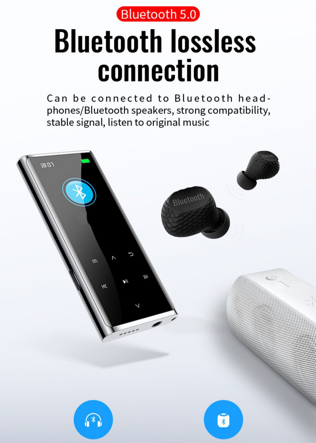 Ein silberner MP3-Player, zwei schwarze Ohrhörer und ein weißer Lautsprecher auf weißem Hintergrund.