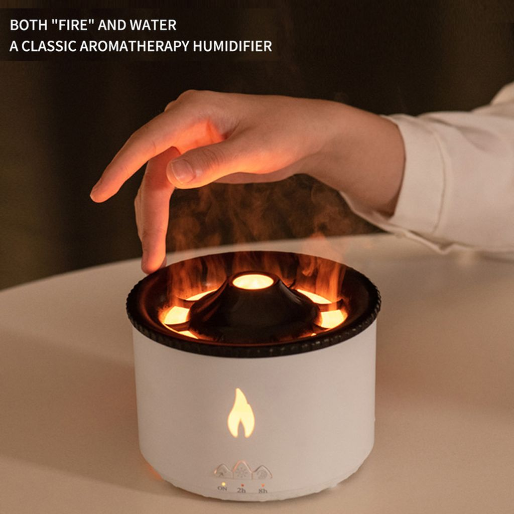 Ein weißer Aromatherapie-Diffusor mit Flammen- und Dampfeffekt. Eine Hand nähert sich ihm.