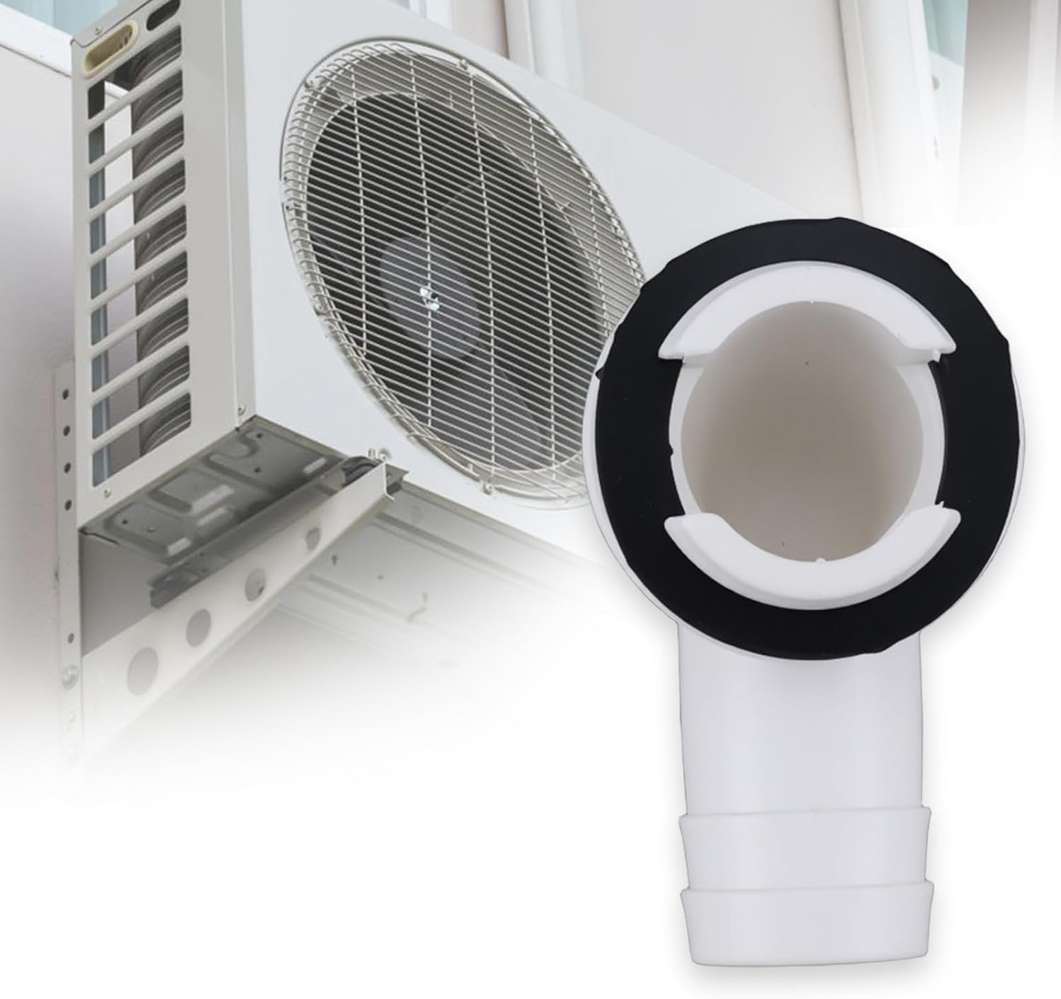 Ein weißer PVC-Abfluss mit schwarzem Gummidichtring neben einer Klimaanlagen-Einheit.
