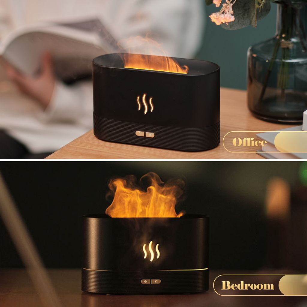 Ein schwarzer Diffusor mit Flammen-Effekt auf einem Nachttisch, beschriftet mit 'Bedroom'.