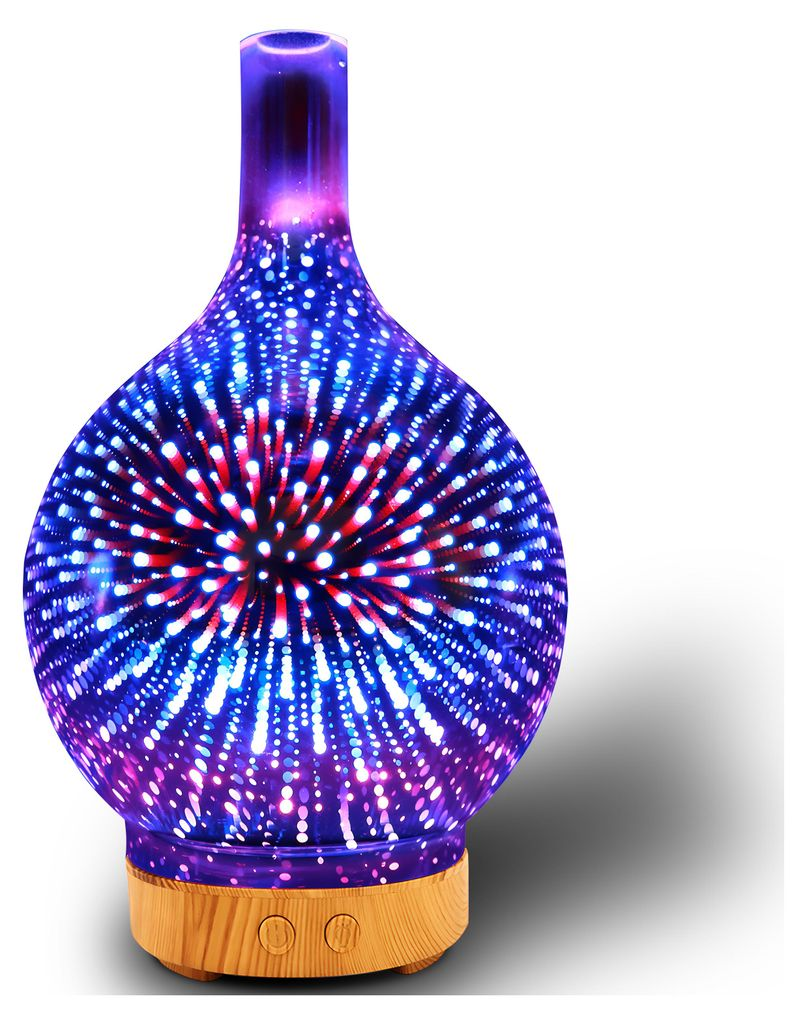 Ein Glasdiffusor leuchtet mit blauen und roten Lichtmustern auf einem Holzsockel.