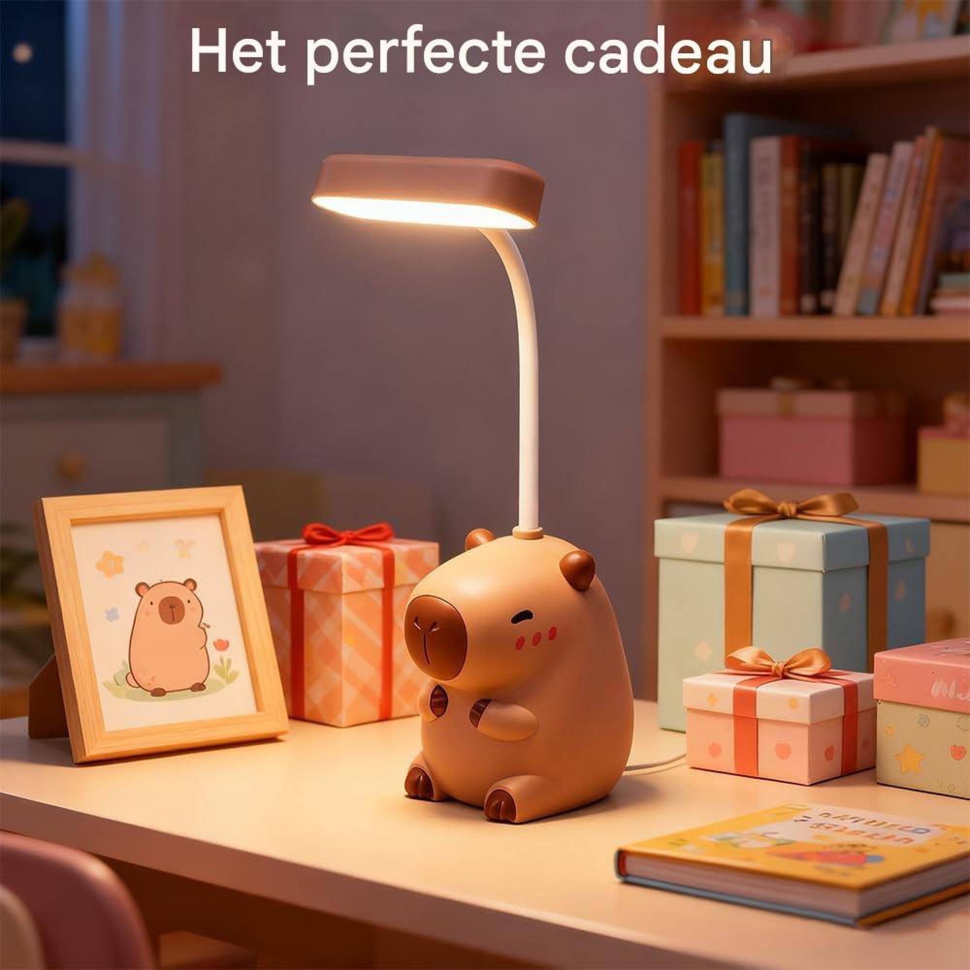 Eine Capybara-Lampe steht auf einem Schreibtisch mit Geschenken und einem Bilderrahmen.