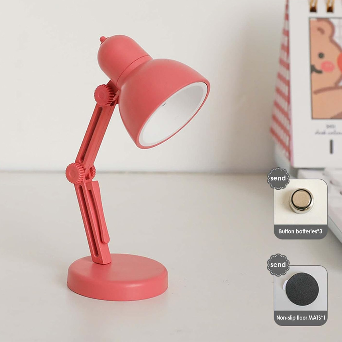 Kleine rote Schreibtischlampe mit verstellbarem Arm und runder Basis.