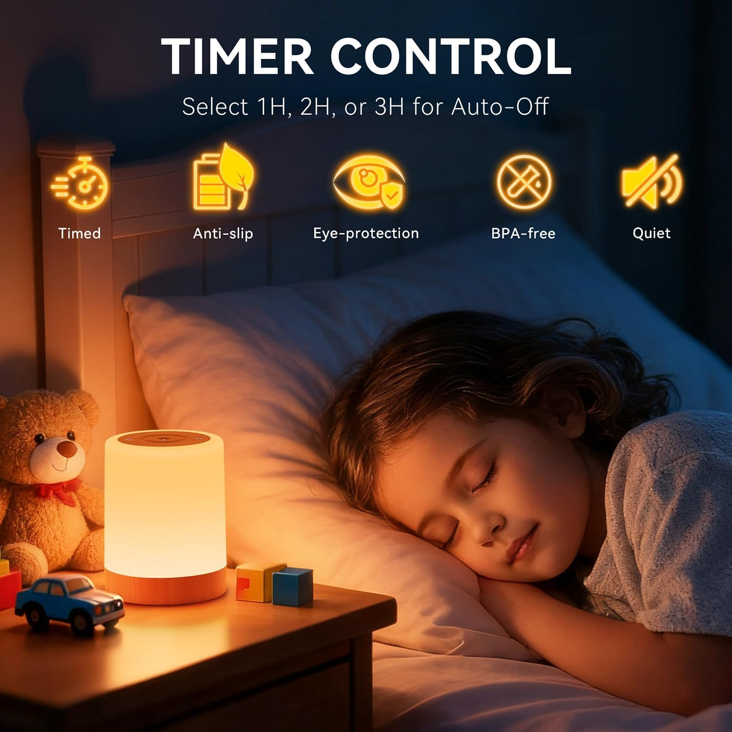 Ein Kind schläft neben einem Nachttisch mit einem Nachtlicht, Teddy und Spielzeug.