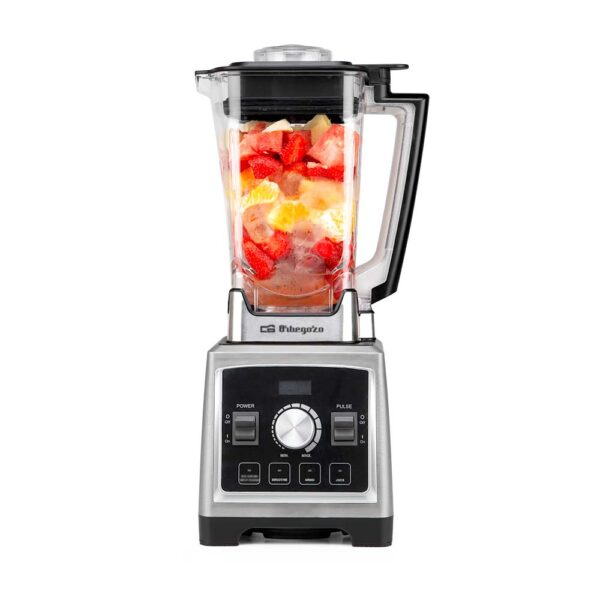 Ein silberner Mixer mit Obst gefüllt, auf weißem Hintergrund.