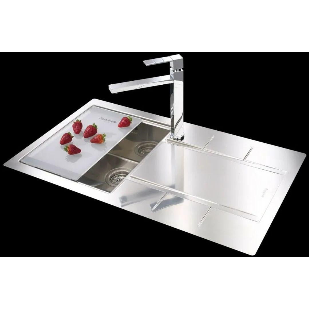 Doppio lavello in acciaio inox con tagliere e fragole, rubinetto accanto.