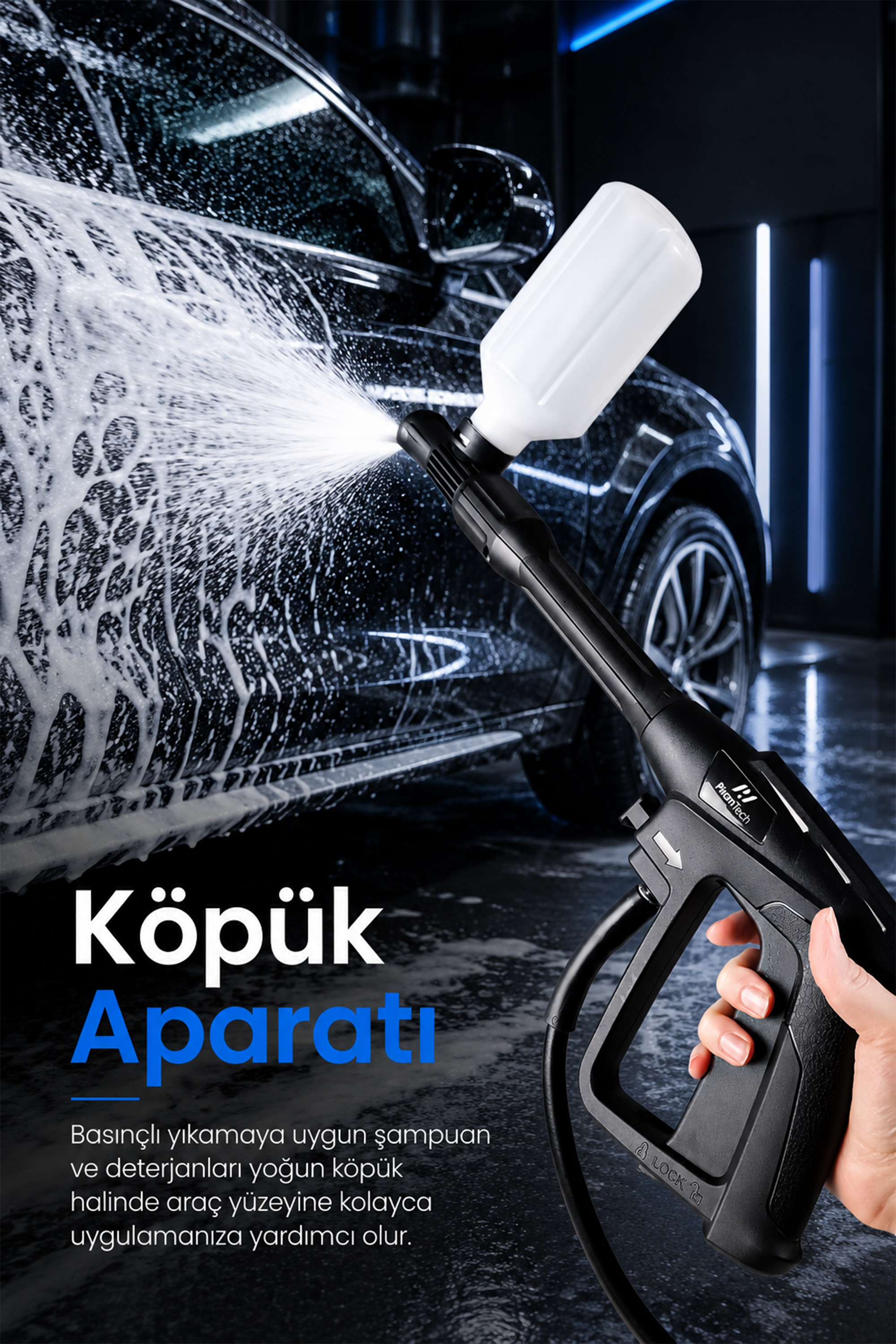 Siyah bir araba, köpük püskürtücü tutan bir el tarafından köpükle püskürtülüyor.