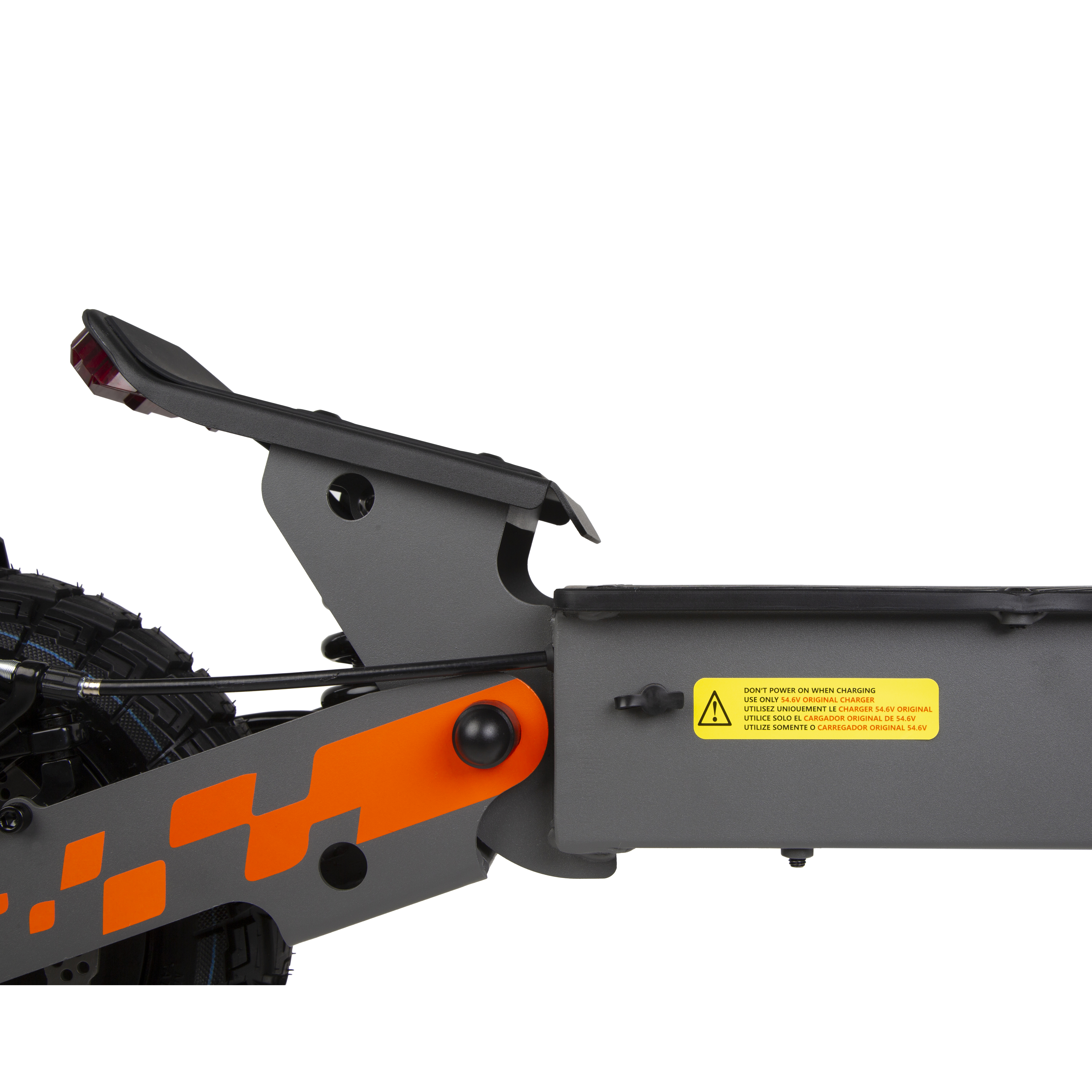 Ein Teil eines E-Scooters mit Warnaufkleber und Rücklicht.