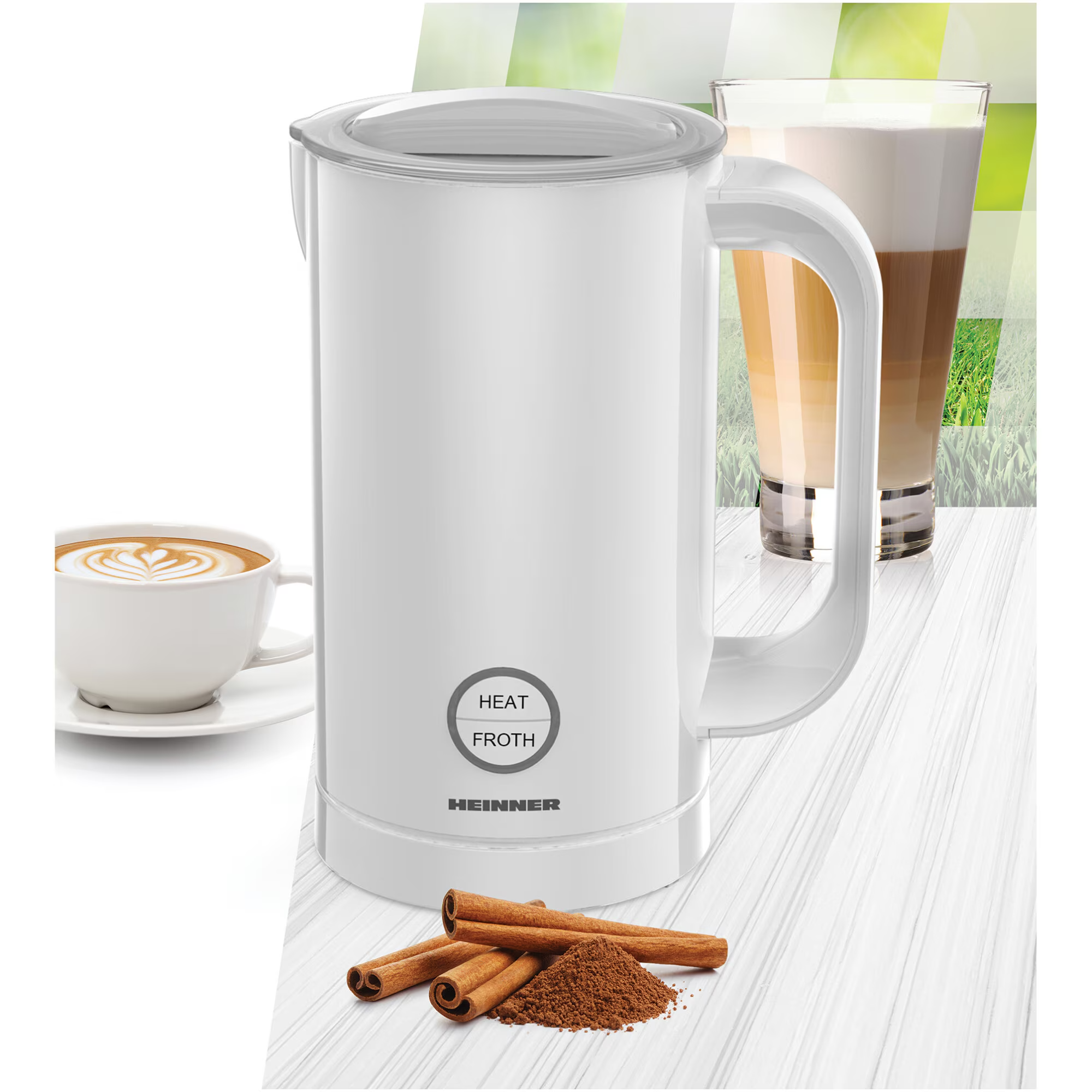 Een witte melkopschuimer met twee glazen latte en een kop cappuccino.