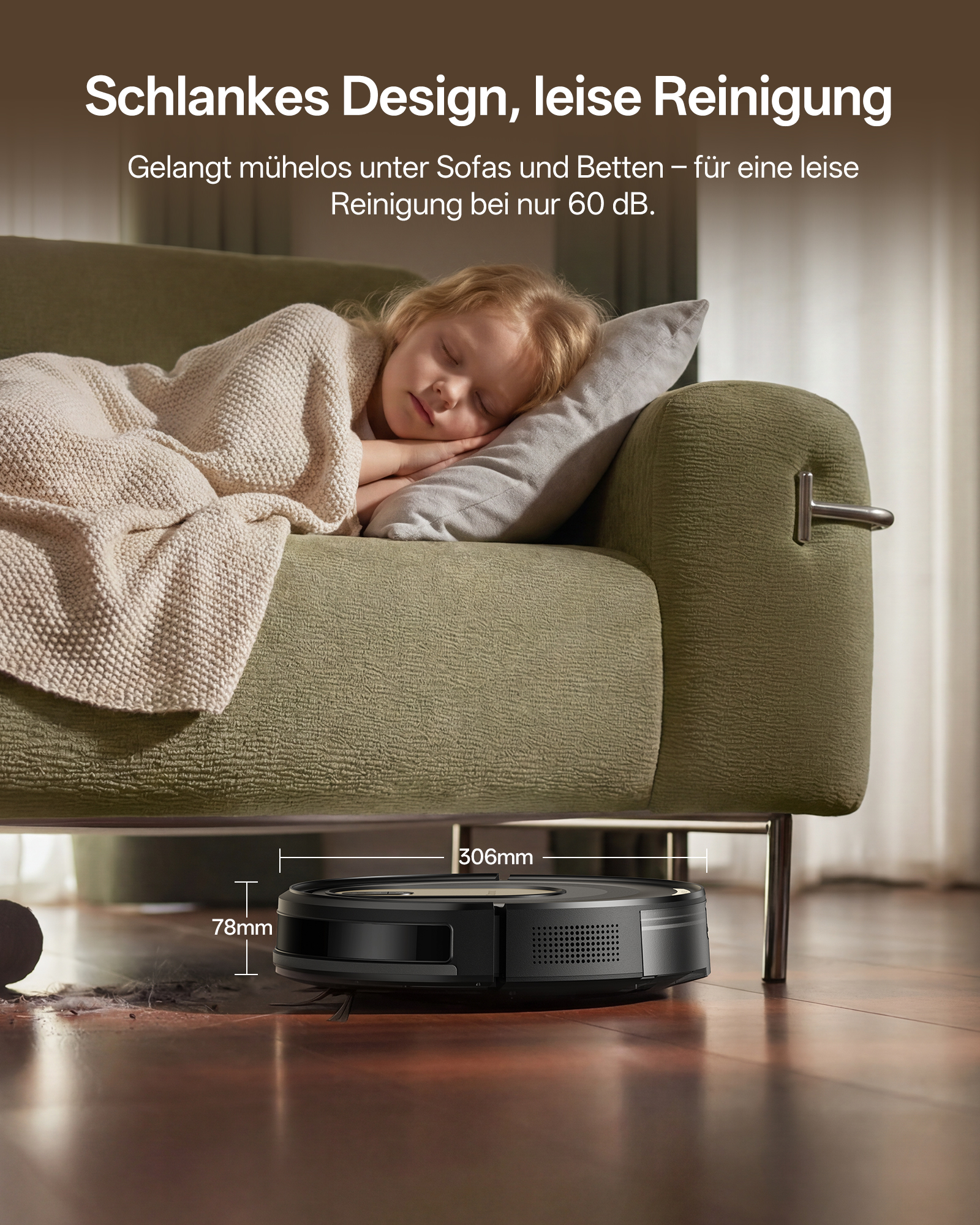 Ein schlanker Roboterstaubsauger reinigt leise unter einem Sofa, auf dem ein Kind schläft.