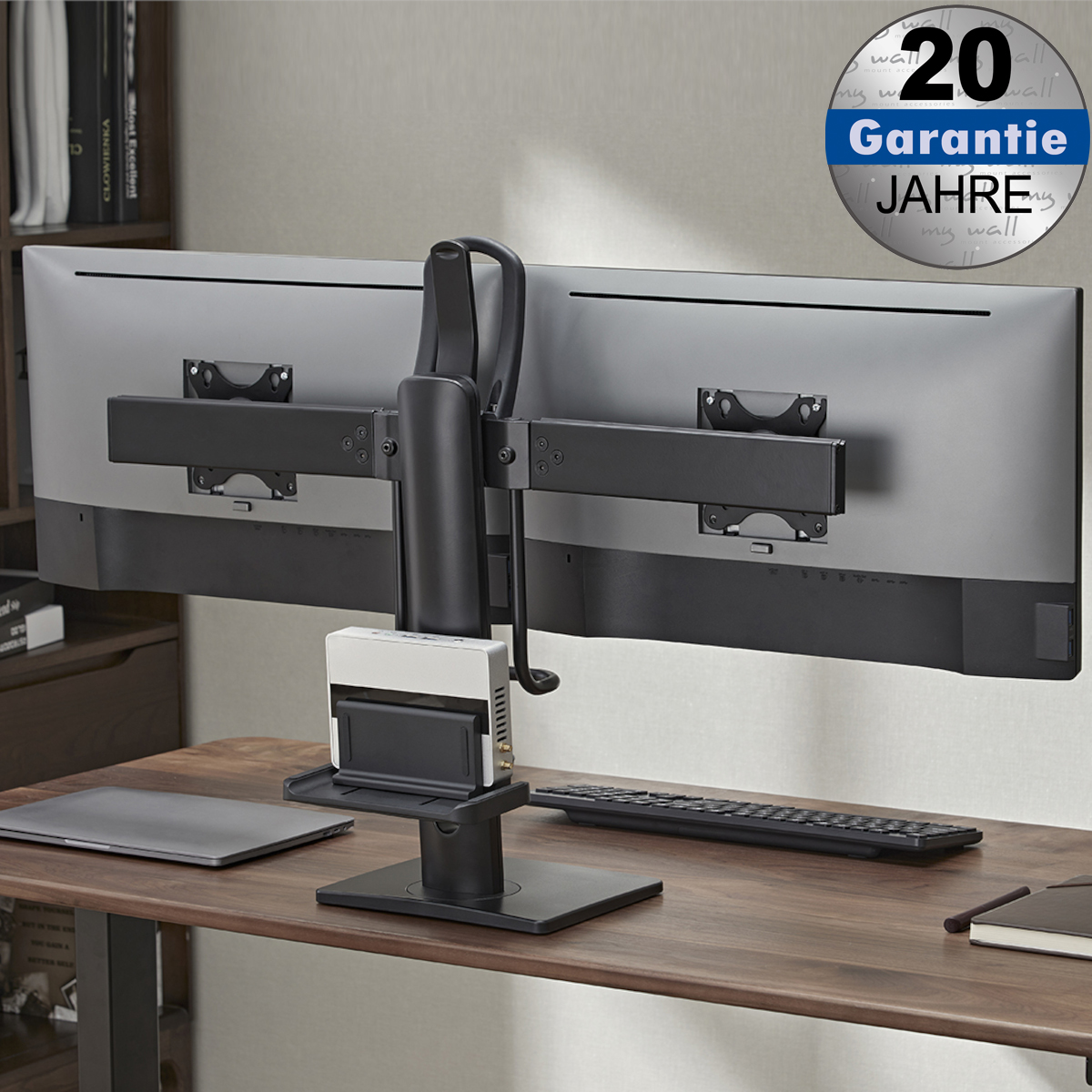 Zwei Monitore auf einem Schreibtisch mit Halterung, Tastatur und Laptop.
