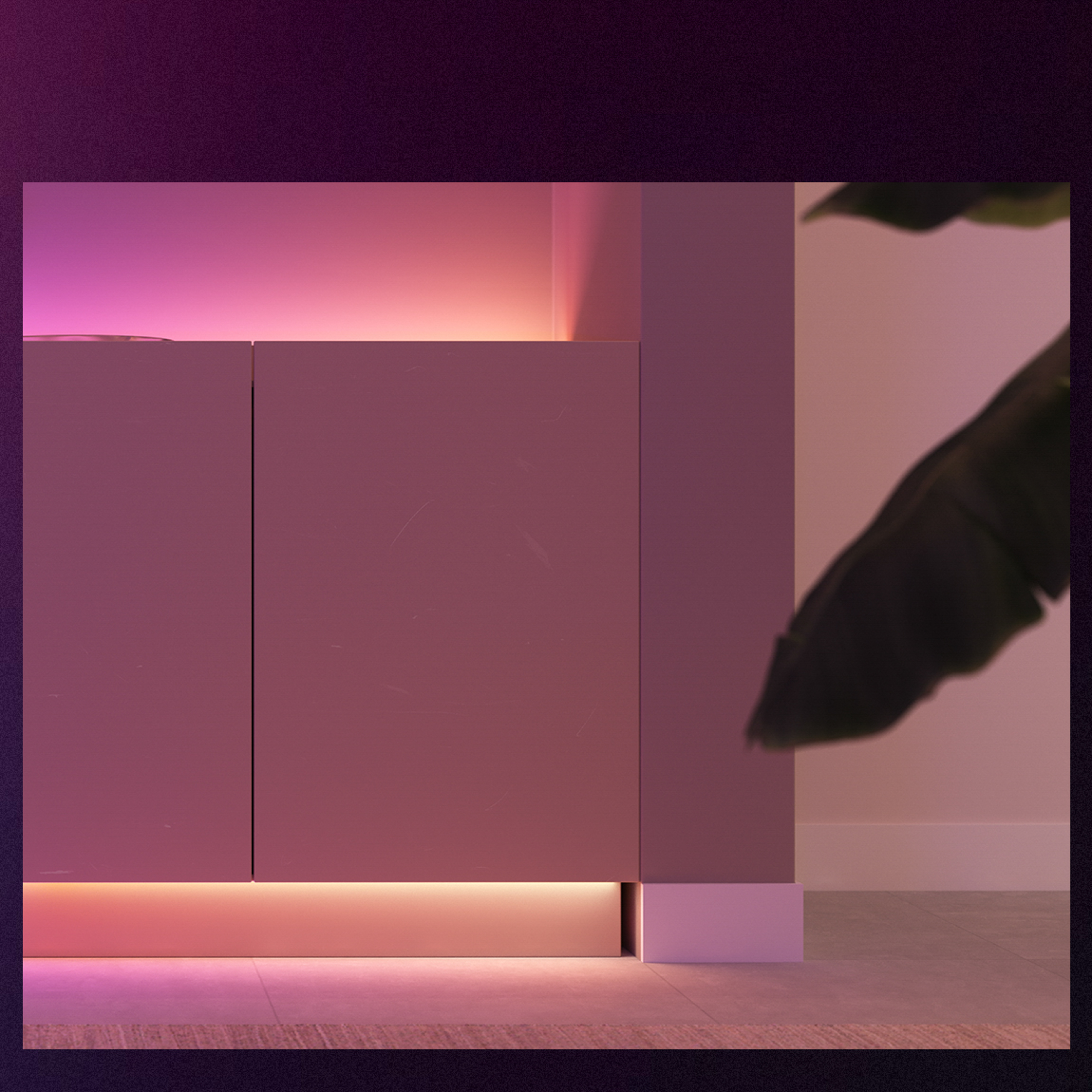 Una stanza moderna con illuminazione indiretta rosa e arancione.