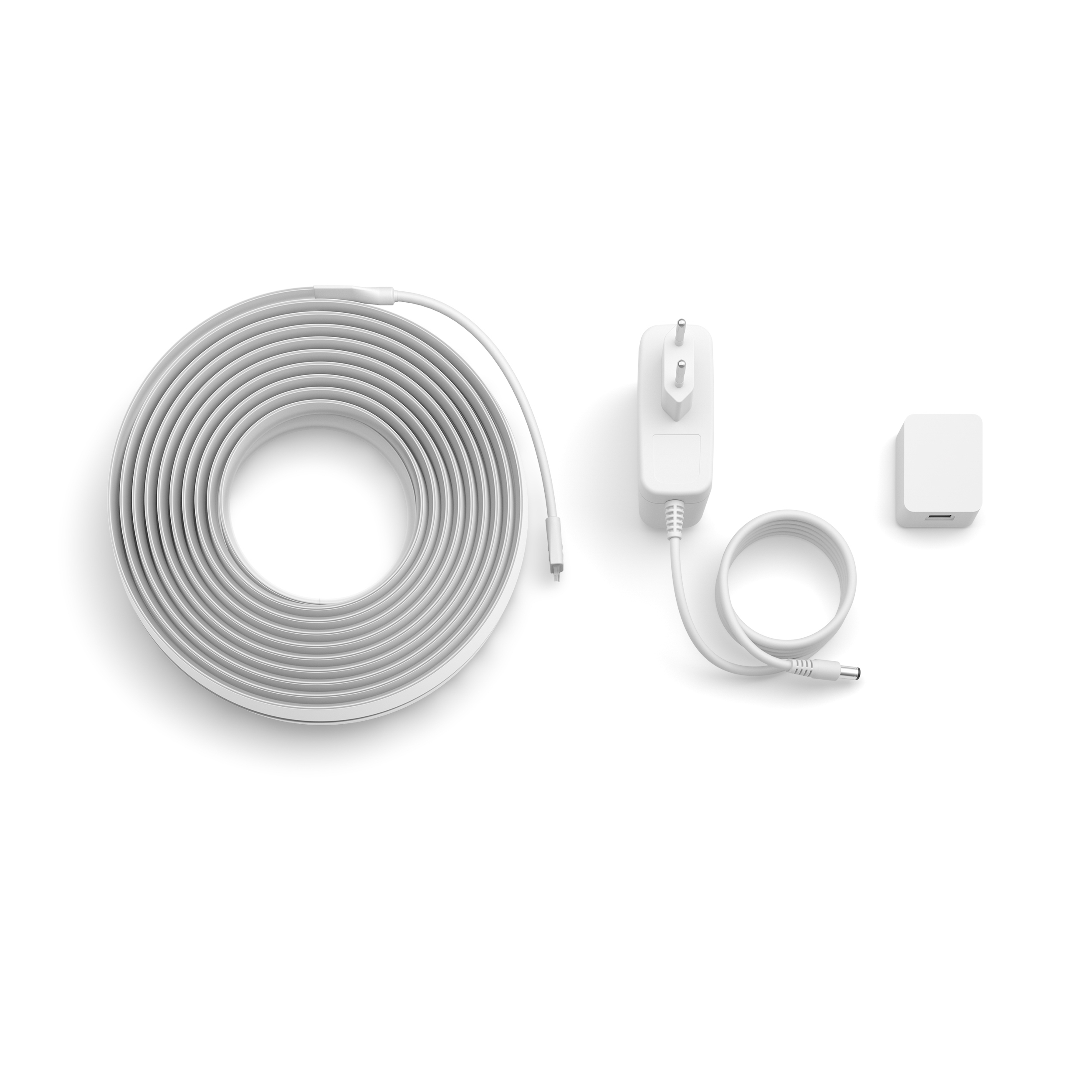 Una striscia LED bianca, alimentatore e un piccolo cubo bianco su sfondo bianco.
