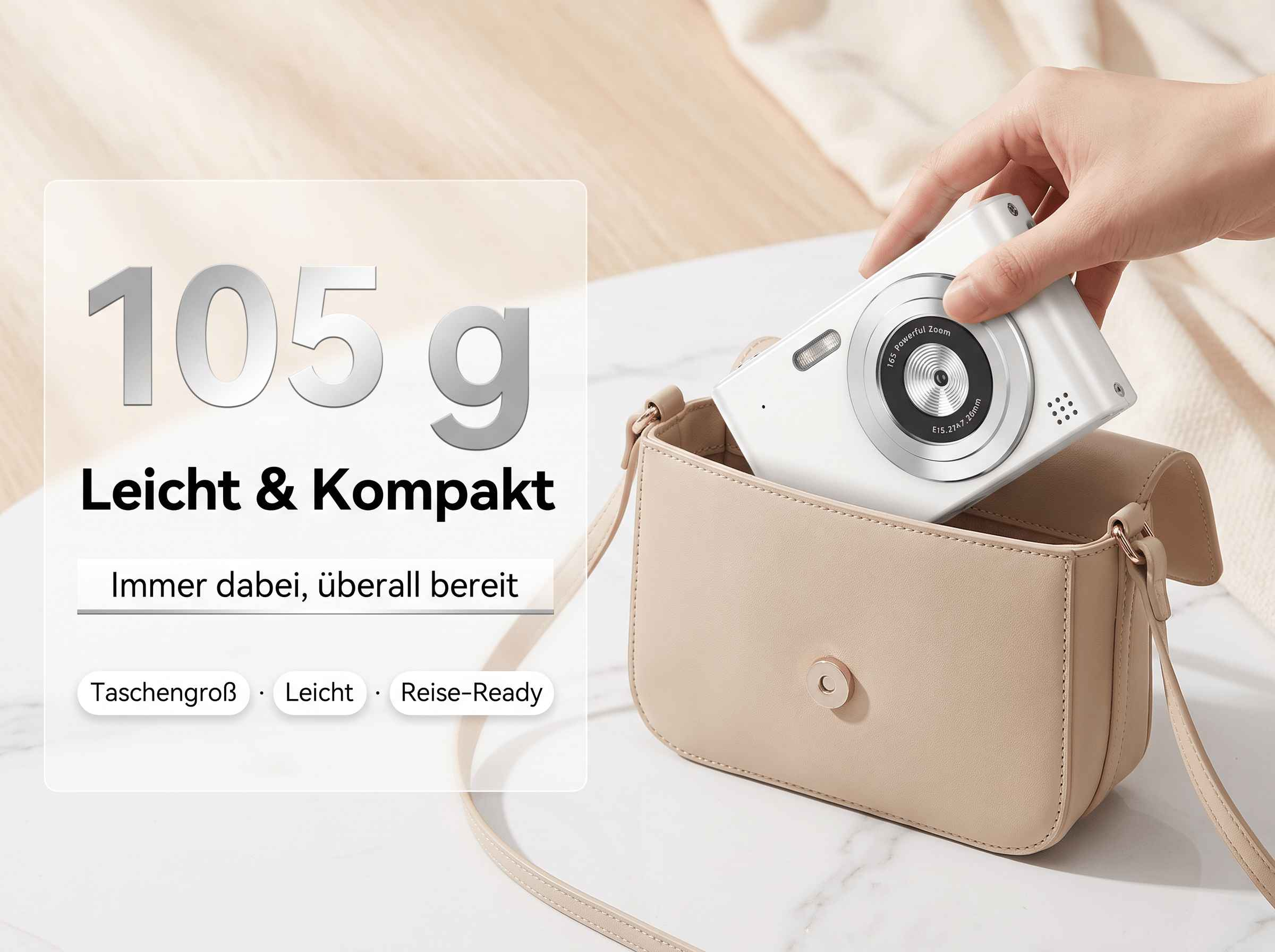 Eine weiße Kamera wird in eine beige Tasche gelegt. 105g, leicht und kompakt.