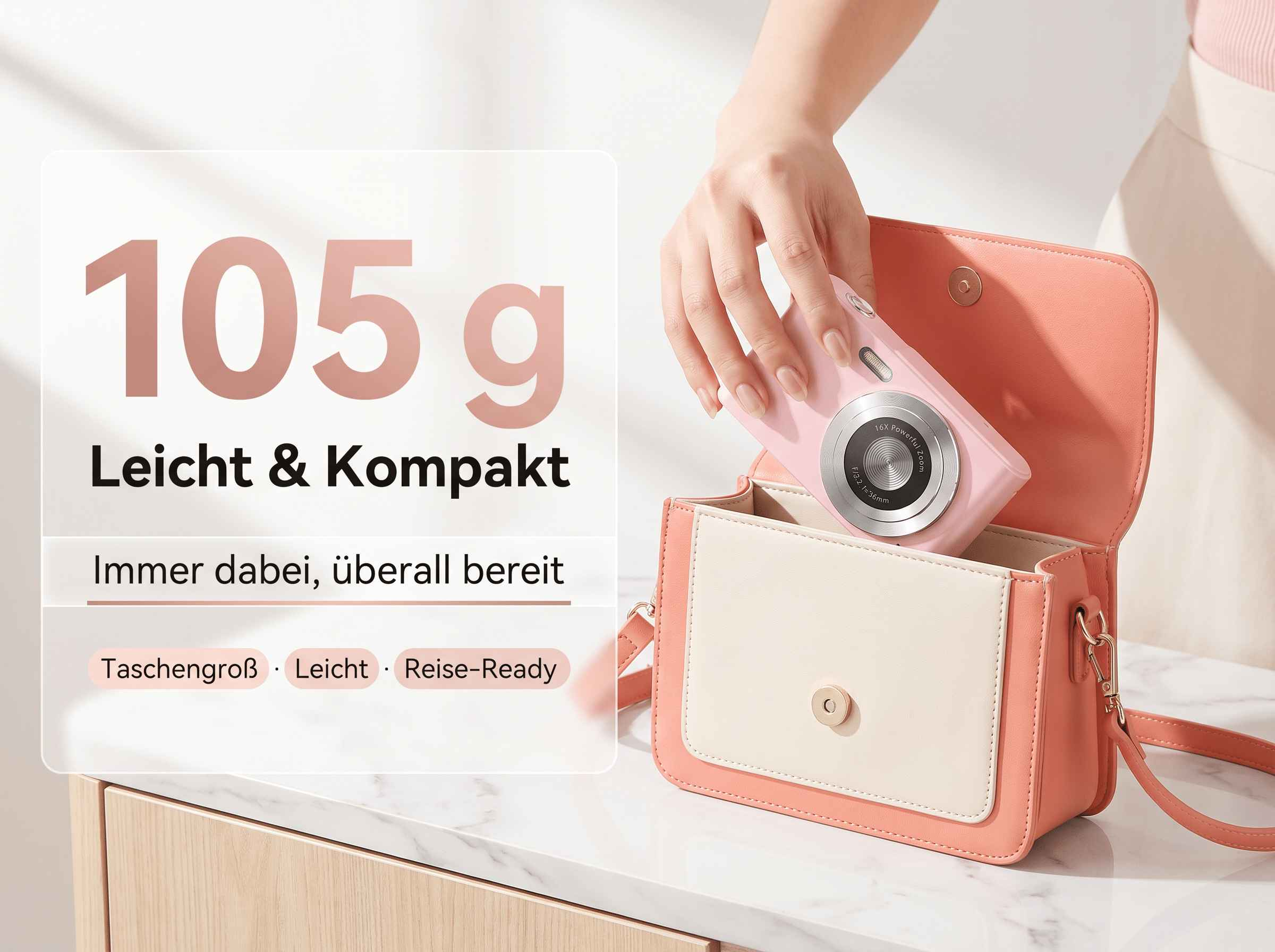 Eine Hand legt eine rosa Kamera in eine zweifarbige Tasche. Text hebt 105g hervor.