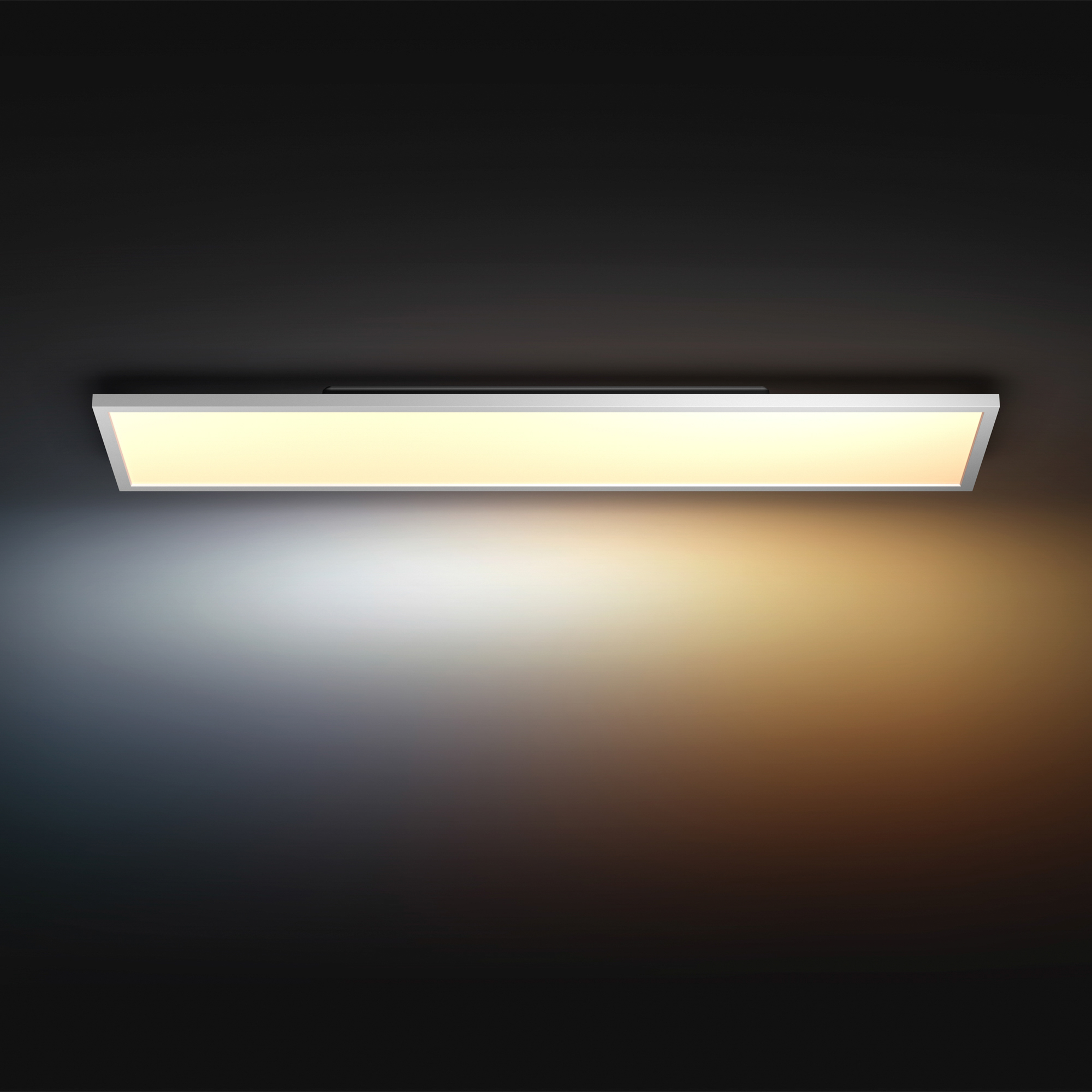 Een rechthoekige witte plafondlamp die warm geel licht uitstraalt.