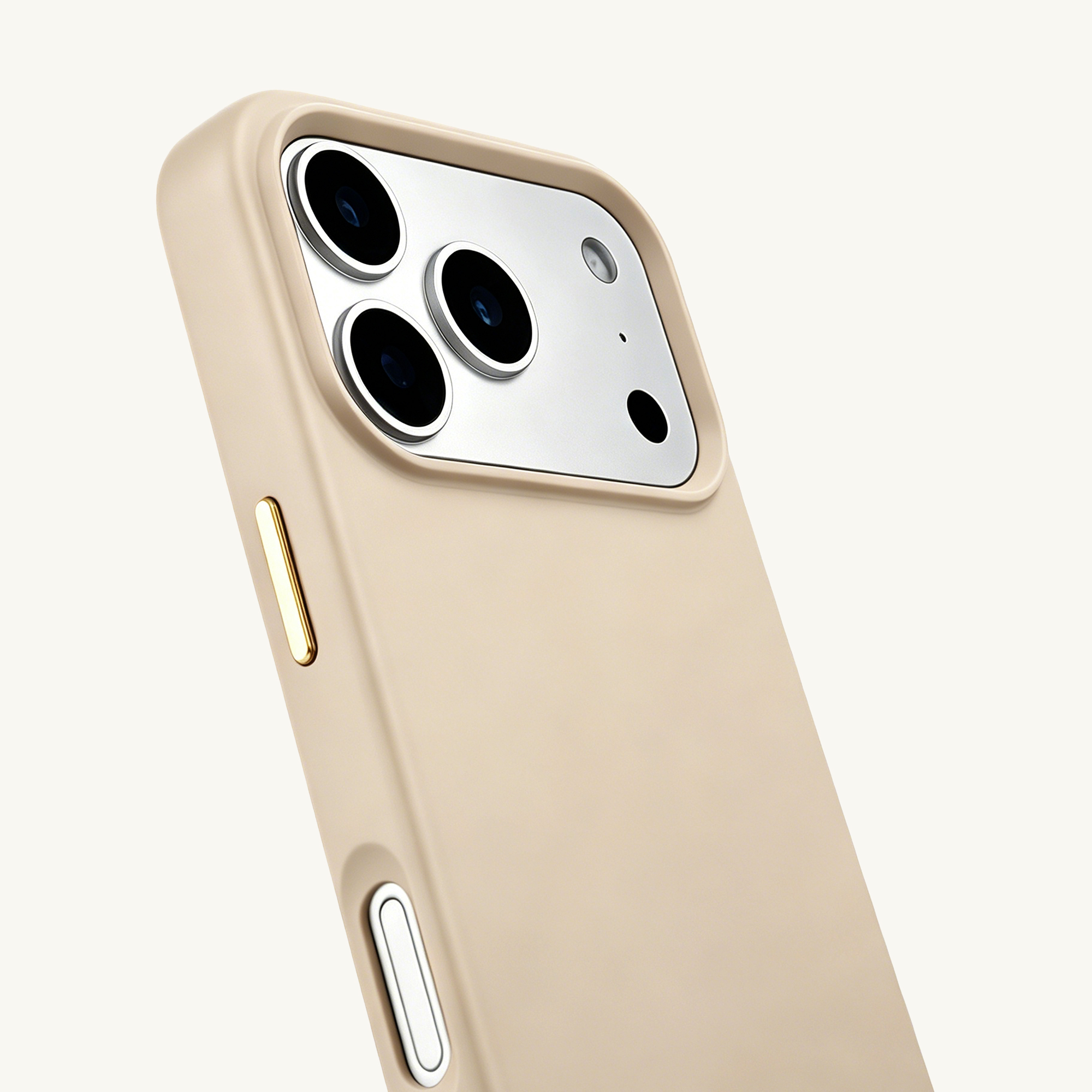 Close-up van een licht beige telefoonhoesje met cameramodule en gouden knoppen.