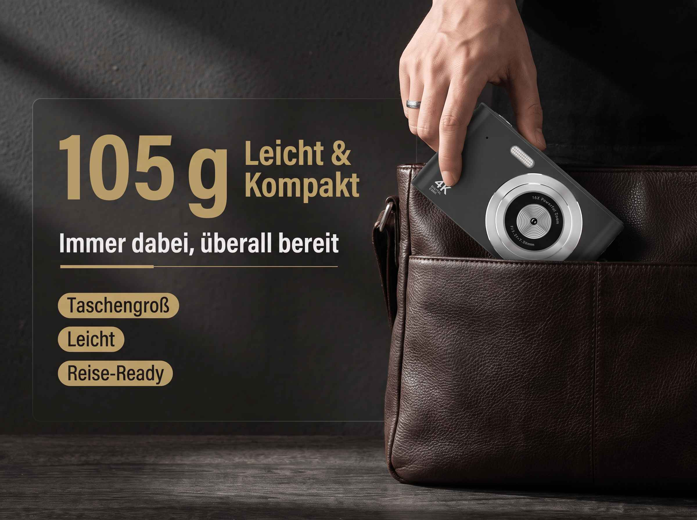 Eine Hand legt eine 105g leichte 4K-Kamera in eine braune Ledertasche.