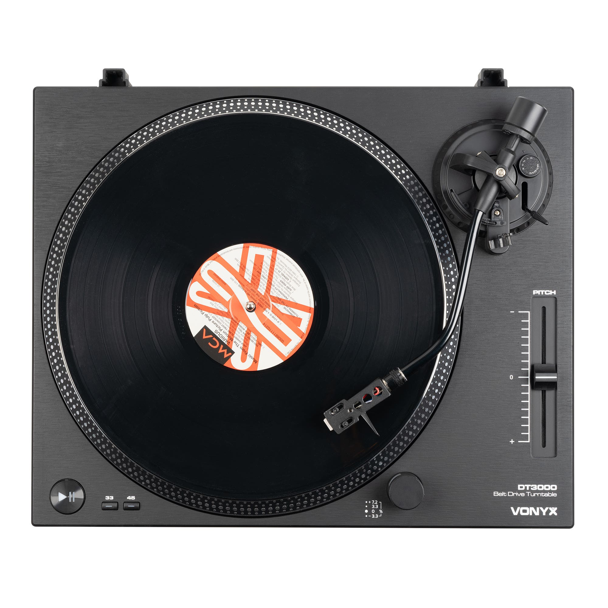 Schwarzer Plattenspieler mit Vinyl und Tonarm. Details: Pitch-Regler, Geschwindigkeitsanzeige.