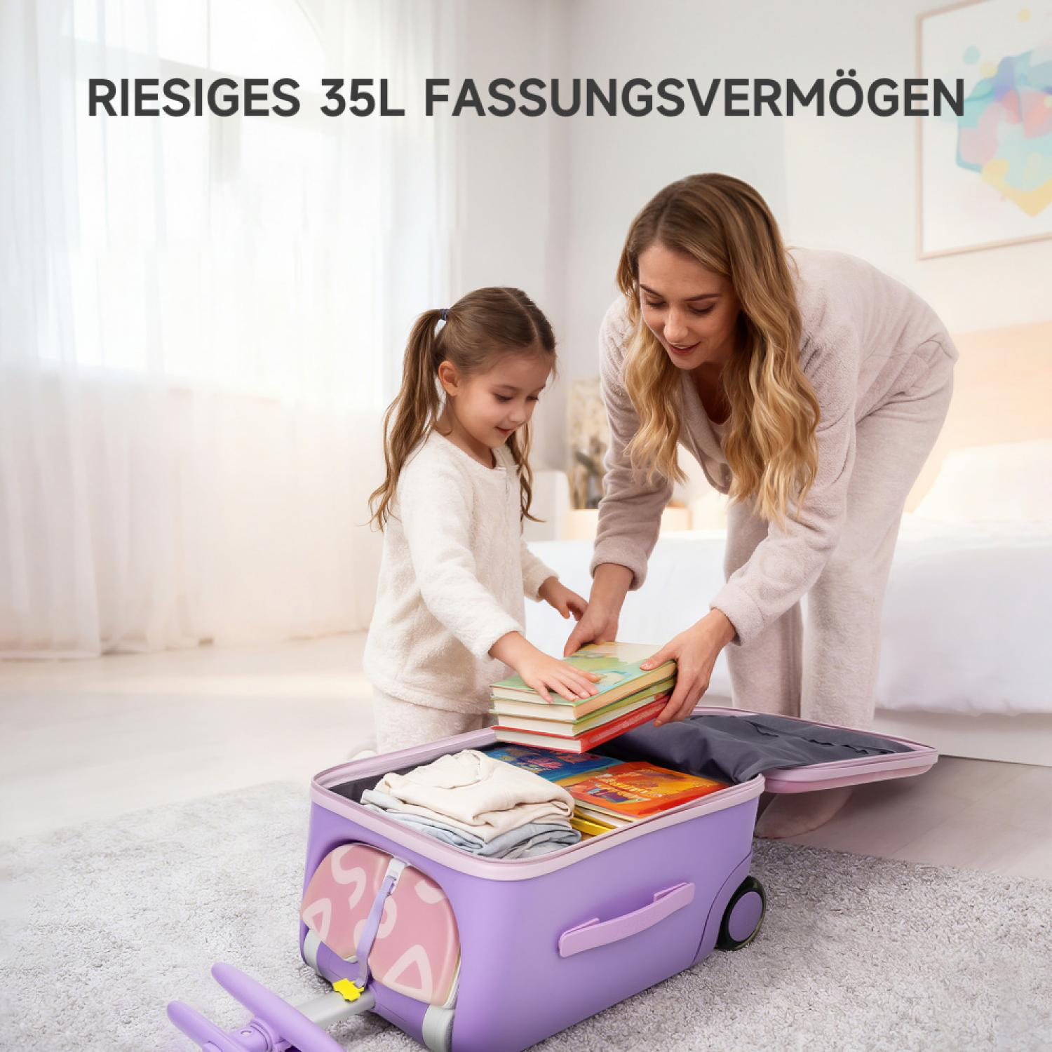 Mutter und Kind packen einen lilafarbenen Rollkoffer mit Büchern und Kleidung.