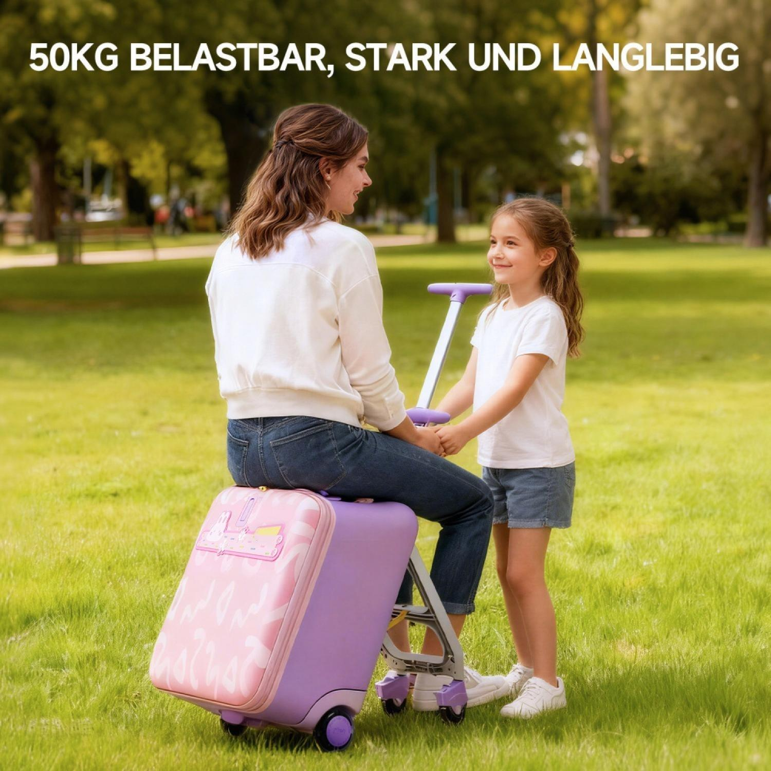 Frau und Kind sitzen im Park auf einem lila Rollkoffer mit Hasenmotiv.