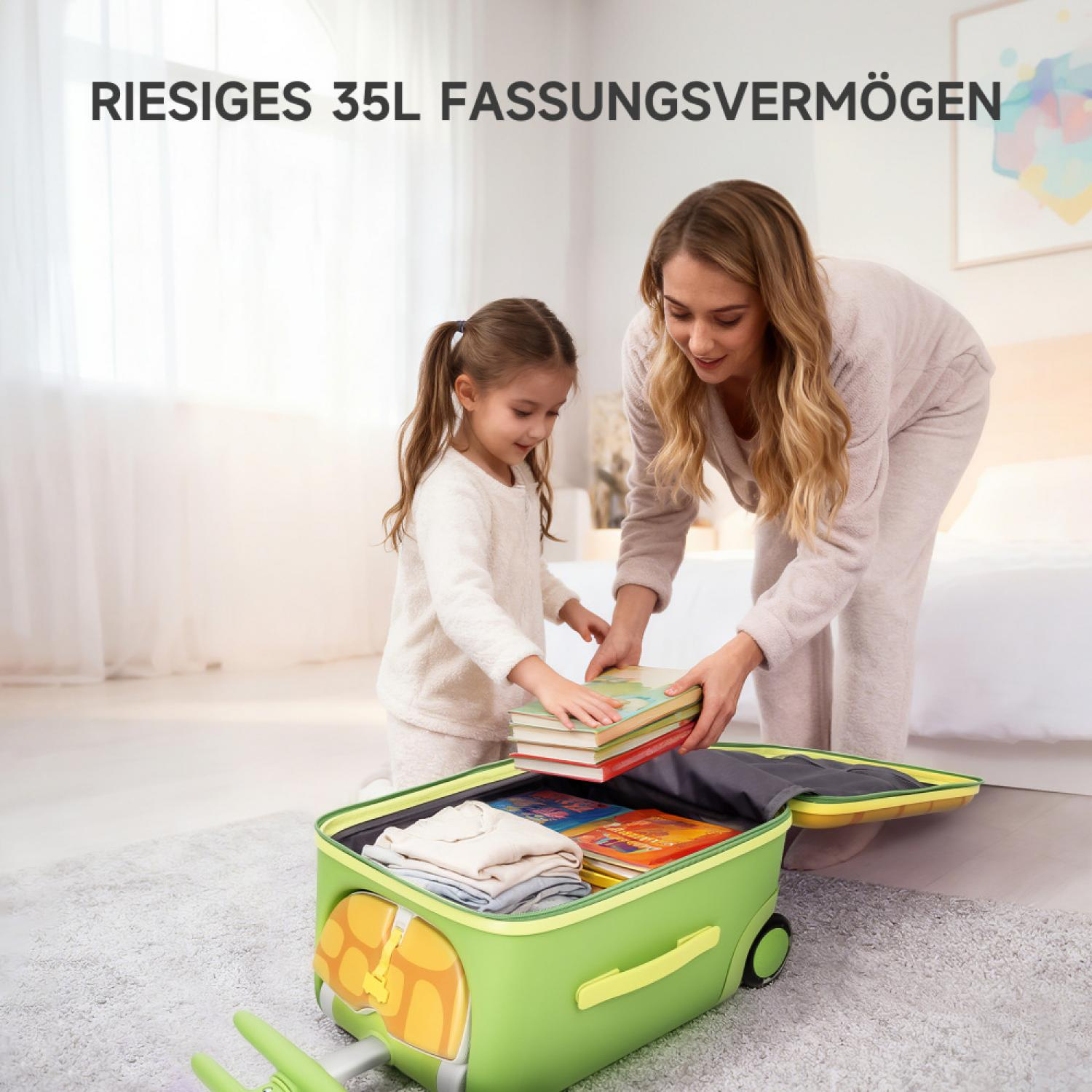 Mutter und Tochter packen einen grünen Koffer mit Büchern und Kleidung.