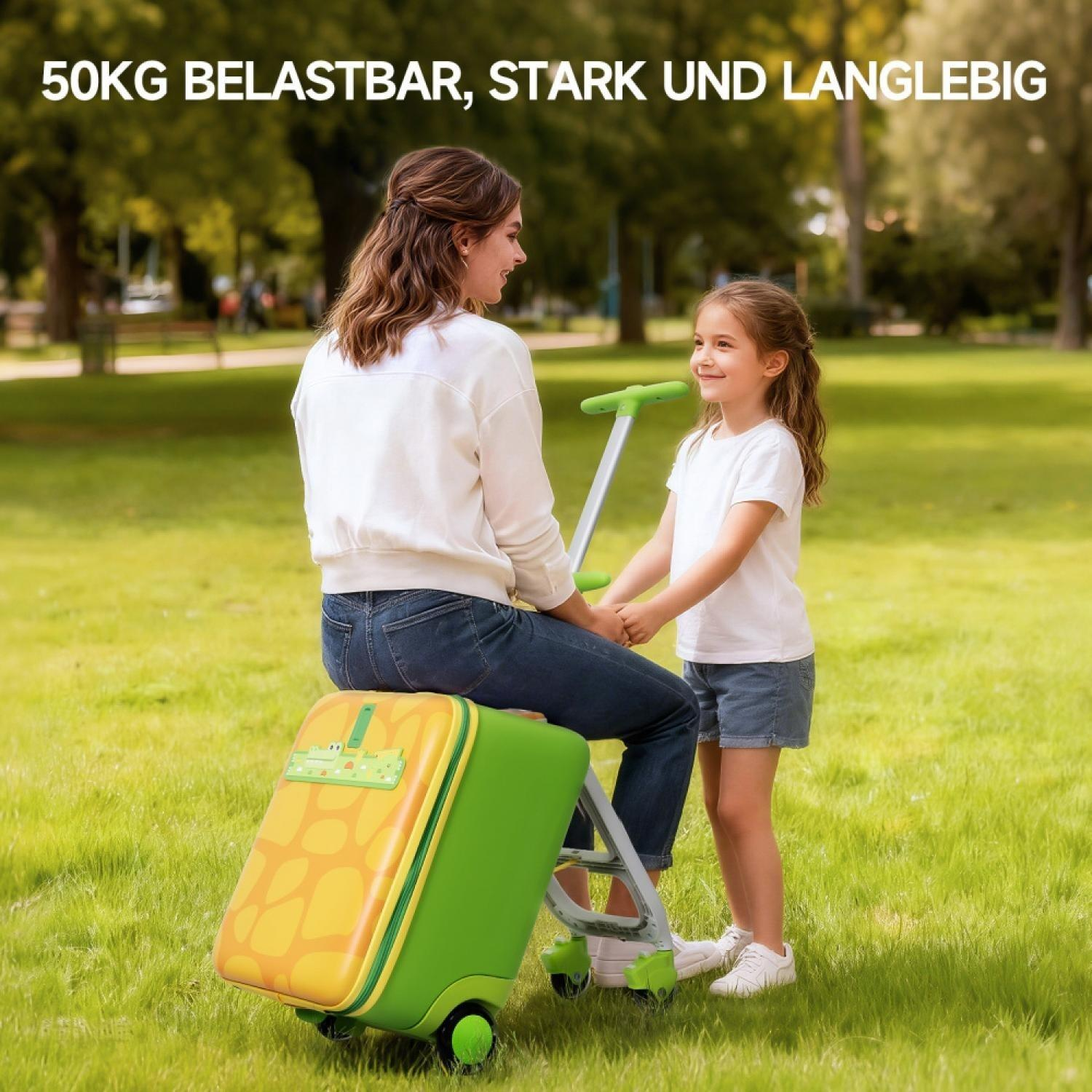 Frau und Kind sitzen auf einem grünen Rollkoffer im Park.