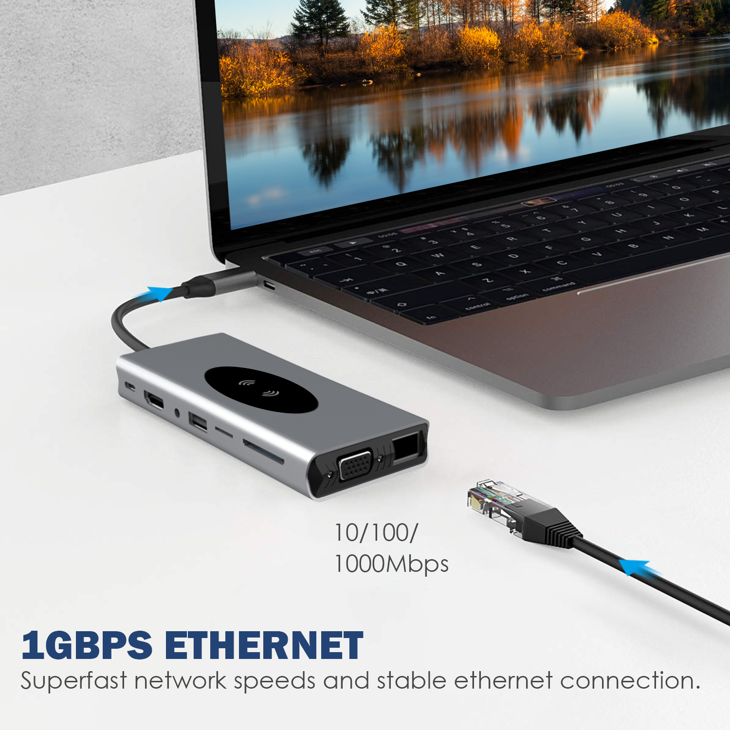 Ein Laptop ist mit einem silbernen USB-C-Hub verbunden, der mit einem Ethernet-Kabel verbunden ist.