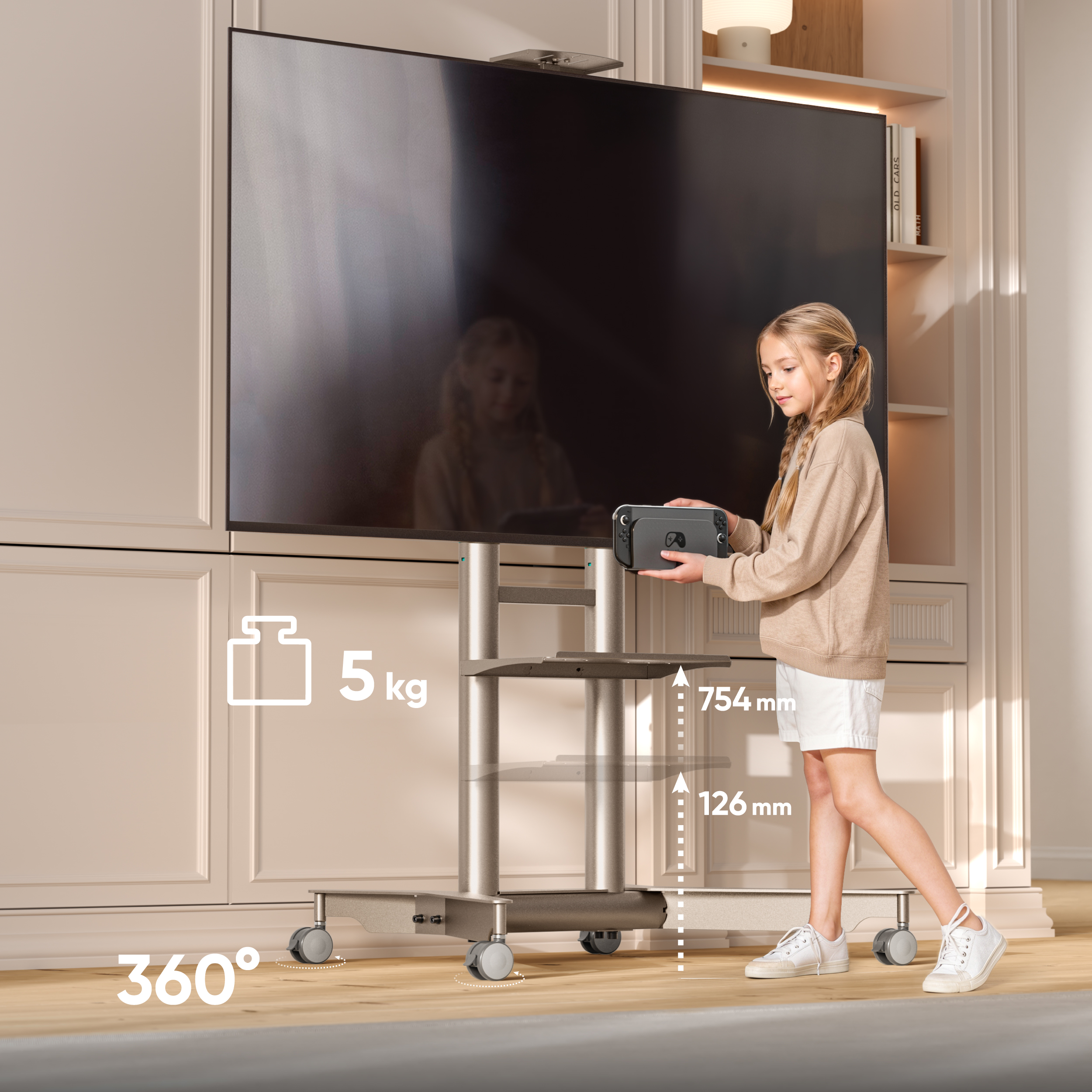 Ein Mädchen mit Zöpfen hält ein Spielgerät vor einem Fernseher auf einem Rollwagen.