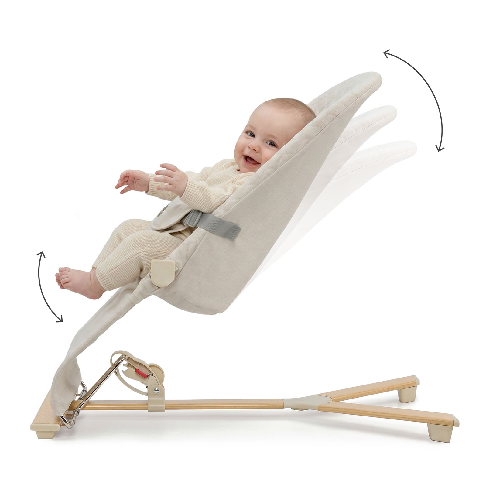 Ein Baby sitzt in einem beigefarbenen Stuhl mit Holzrahmen, der in der Neigung verstellbar ist.