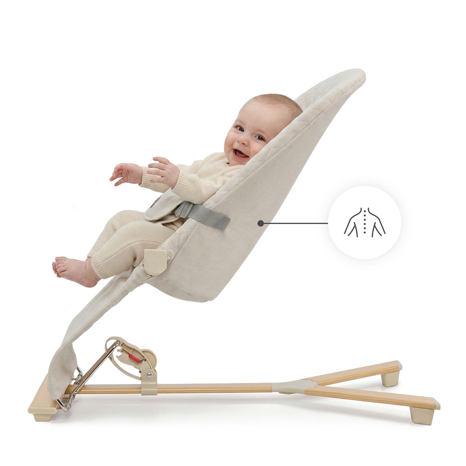 Ein Baby in einem beigefarbenen Stuhl mit Holzgestell. Ein Kreis zeigt eine Wirbelsäulen-Grafik.
