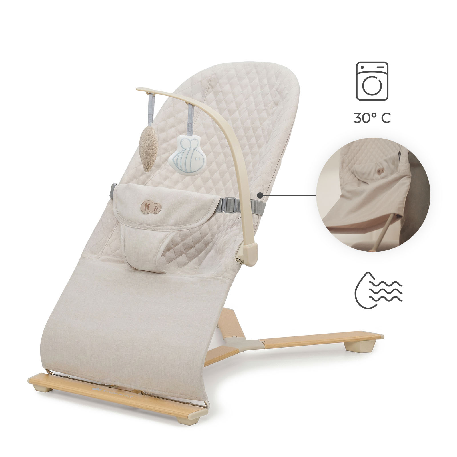 Beige Babywippe mit Spielbügel und Waschsymbol bei 30°C.