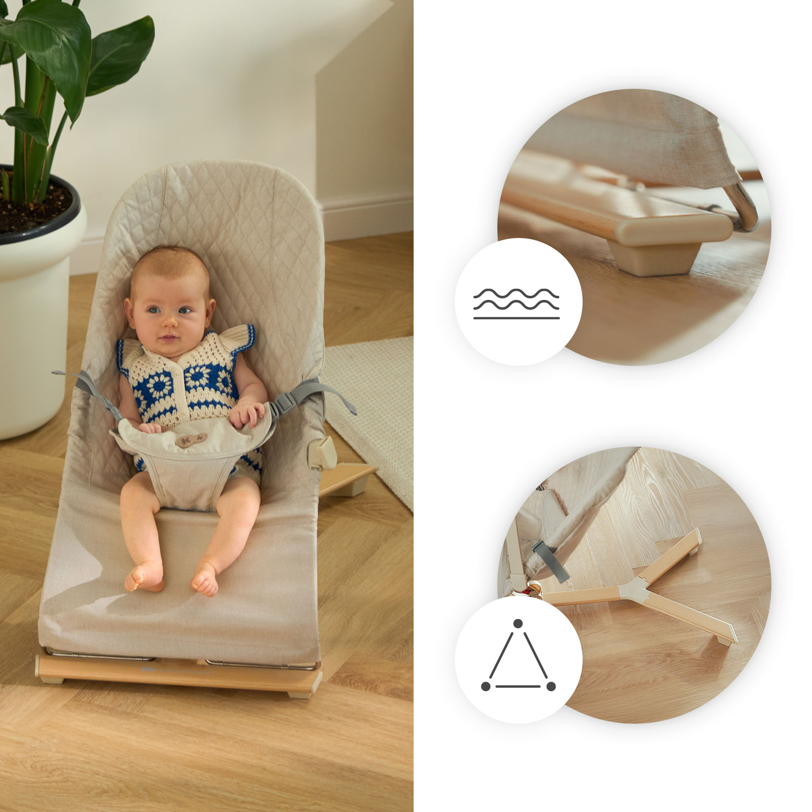 Ein Baby sitzt in einem beigefarbenen Babysitz mit Holzgestell.