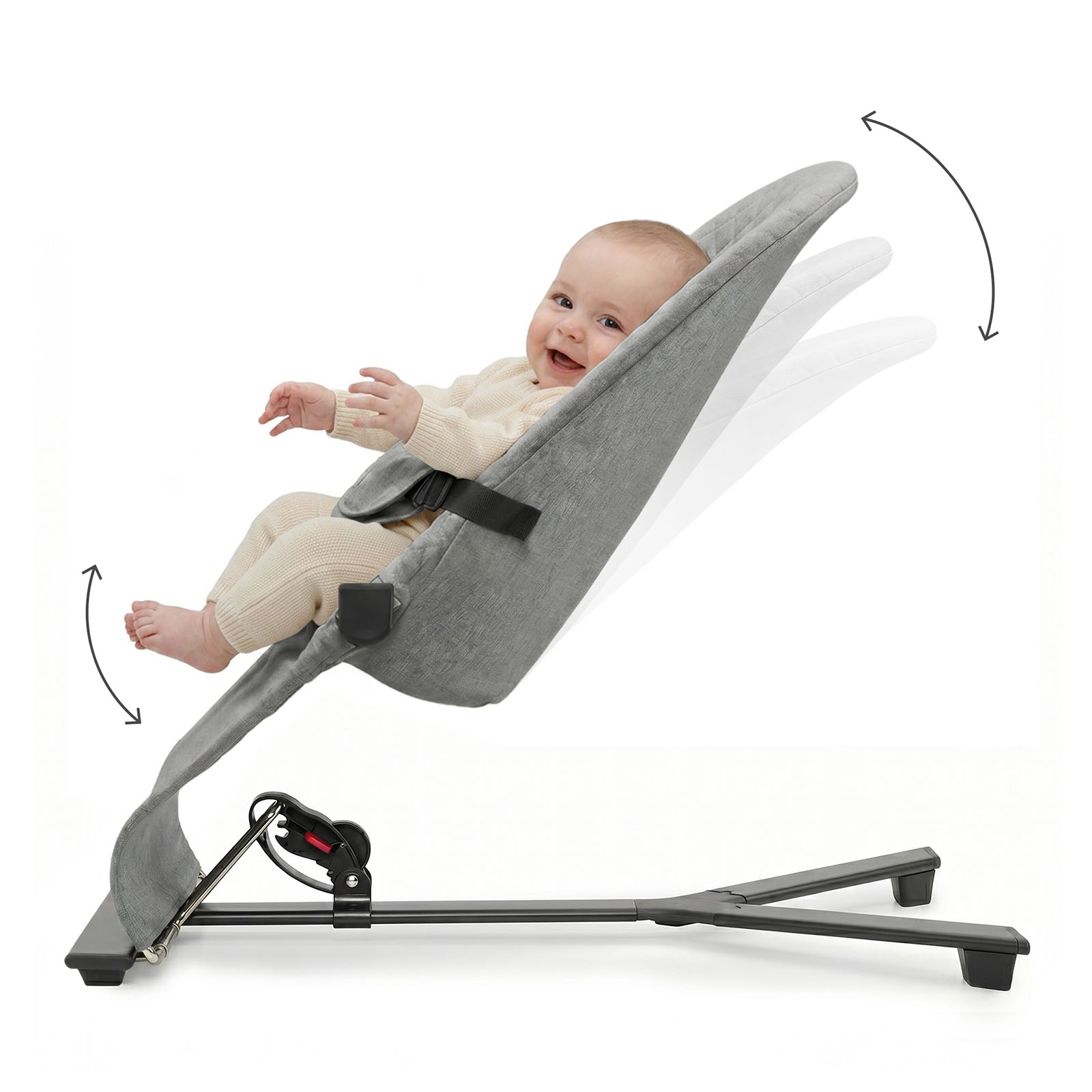 Ein Baby sitzt in einem grauen Babyschaukelstuhl mit verstellbarer Rückenlehne.
