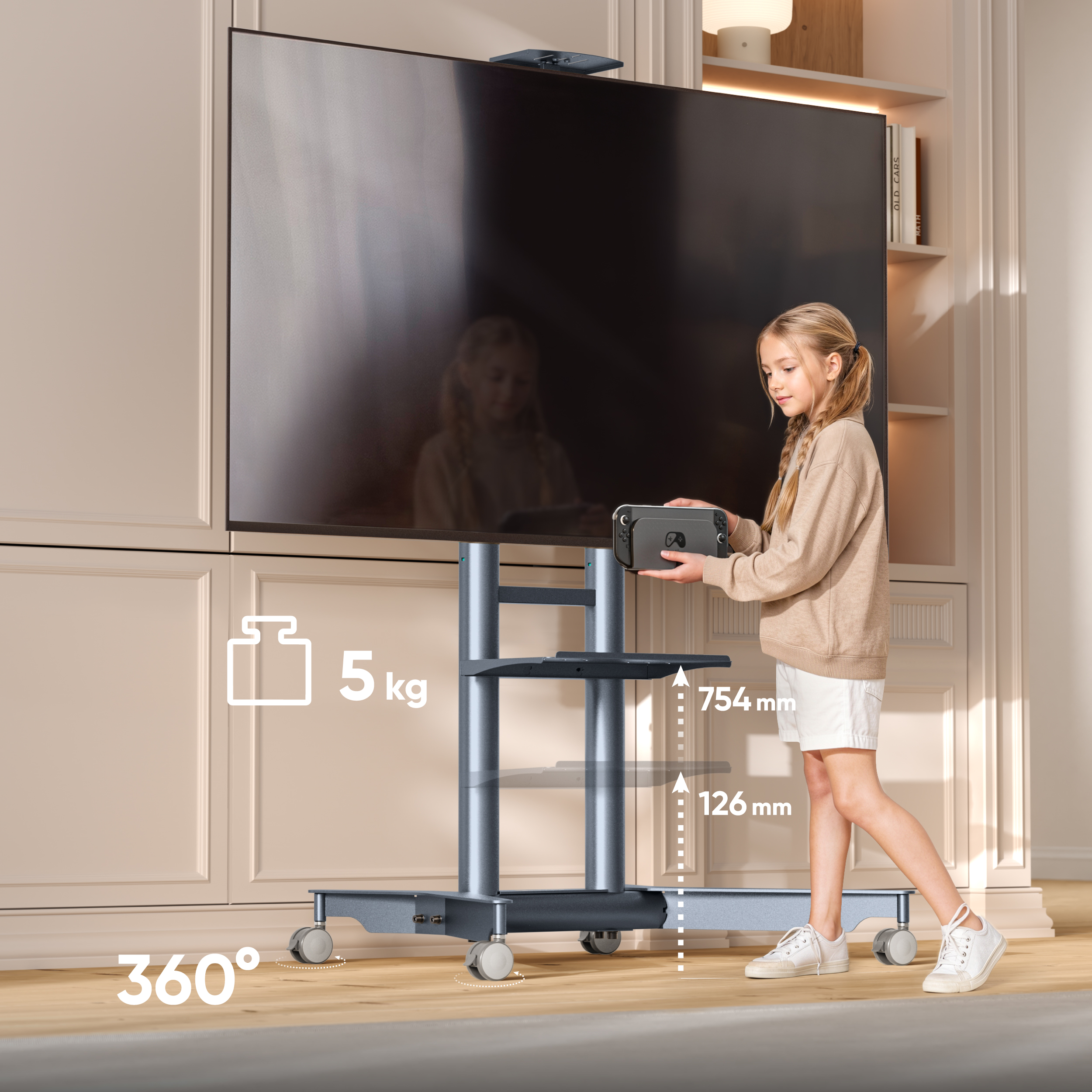 Ein Mädchen hält ein Spielgerät vor einem TV-Ständer mit Rollen.