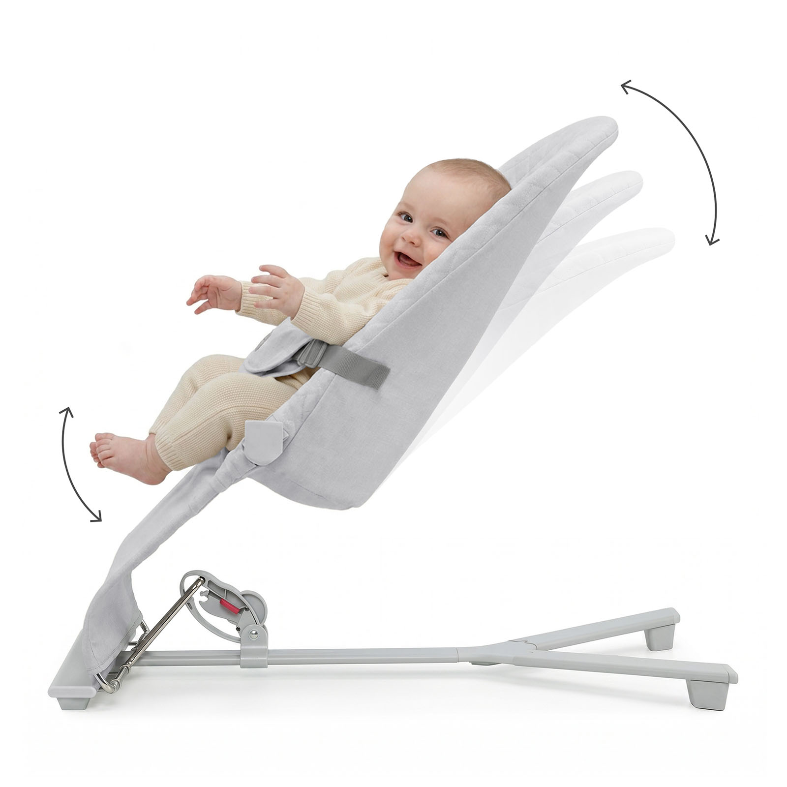 Ein Baby lacht in einer grauen Babywippe mit verstellbarer Neigung.