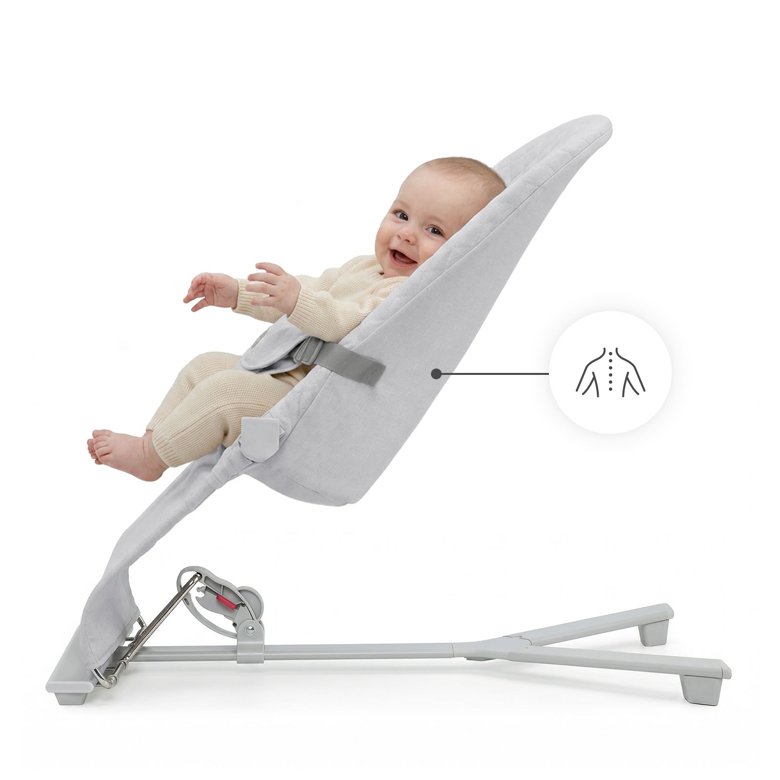 Ein Baby sitzt lächelnd in einem grauen Babywippen. Ein Symbol für die Wirbelsäulenunterstützung ist zu sehen.