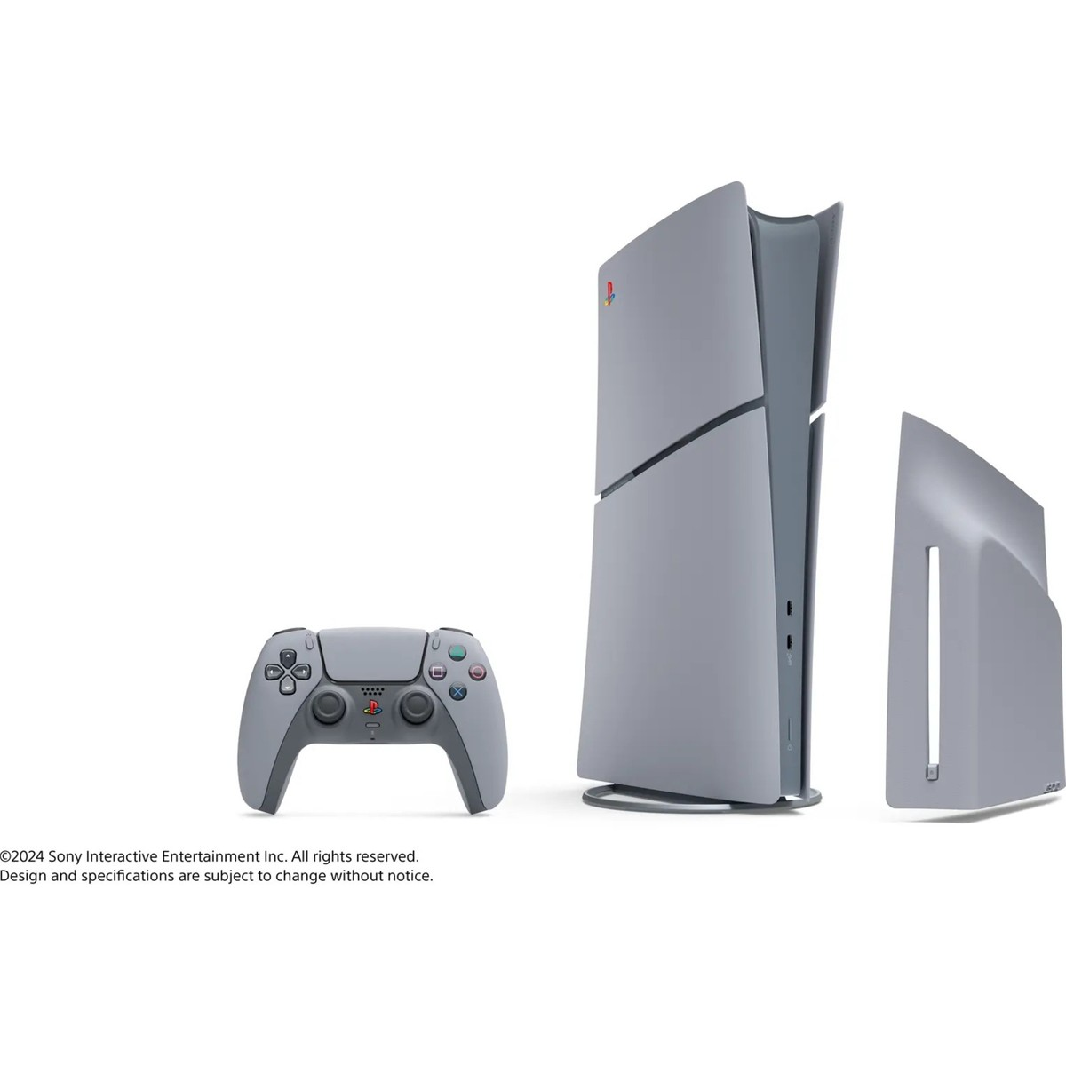 Beyaz arka plan üzerinde standlı gri PlayStation 5 kumandası ve konsolu.