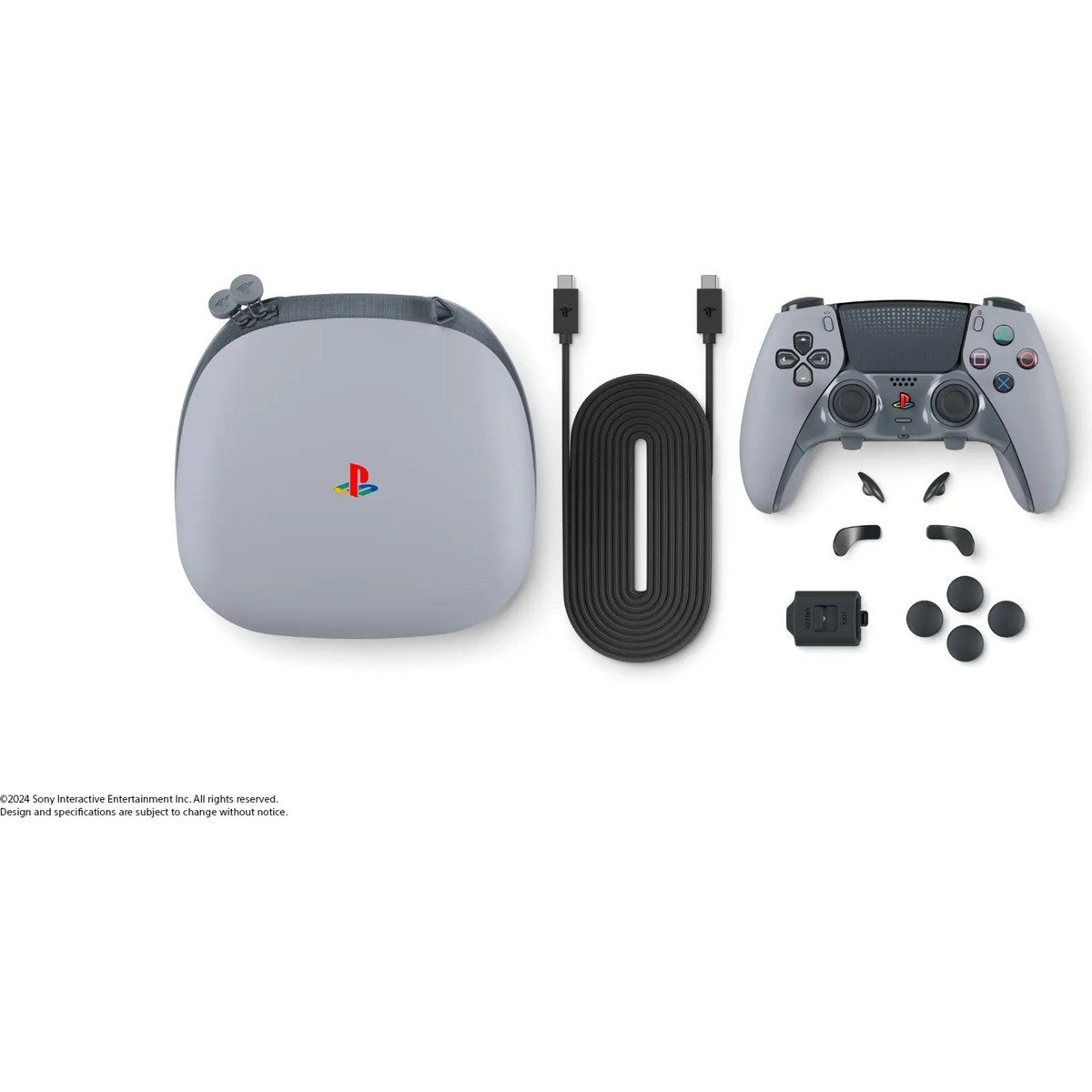 Gri PlayStation aksesuarları: kontrolcü, kablo, şarj kutusu ve aksesuarlar.
