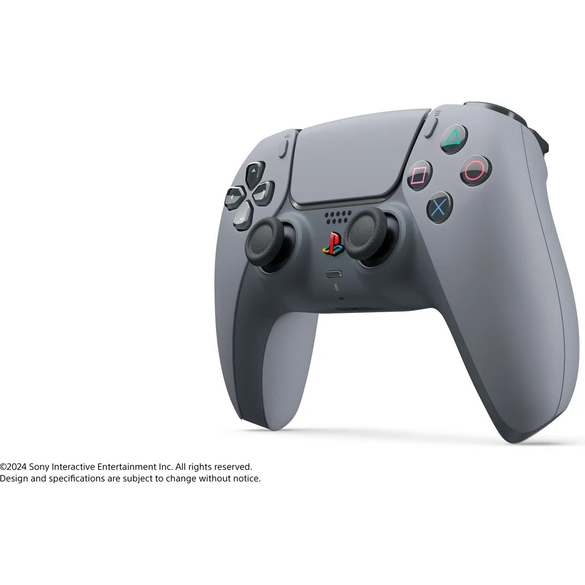 Siyah kumandalı ve renkli düğmeli gri PlayStation 5 kontrol cihazı.