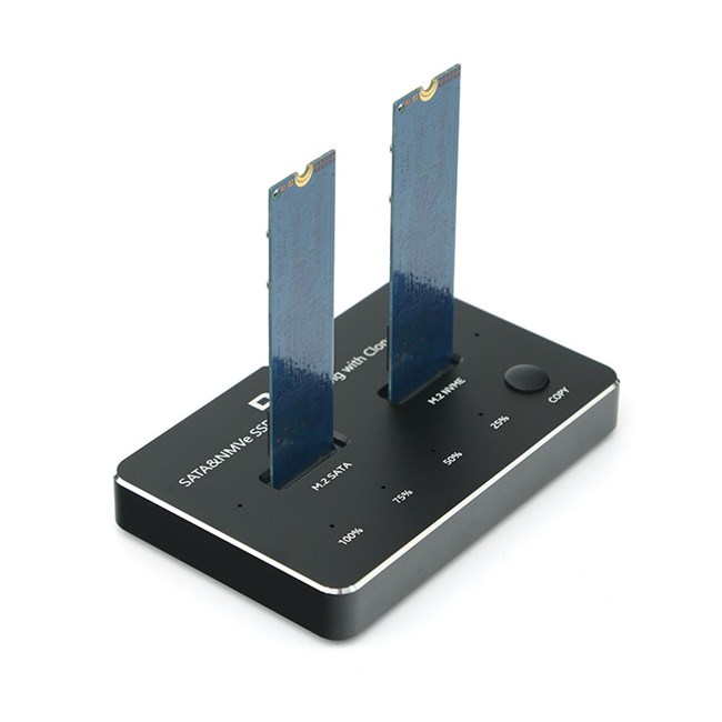 İki dikey yerleştirilmiş M.2 SSD'ye sahip siyah SSD çoğaltıcı.