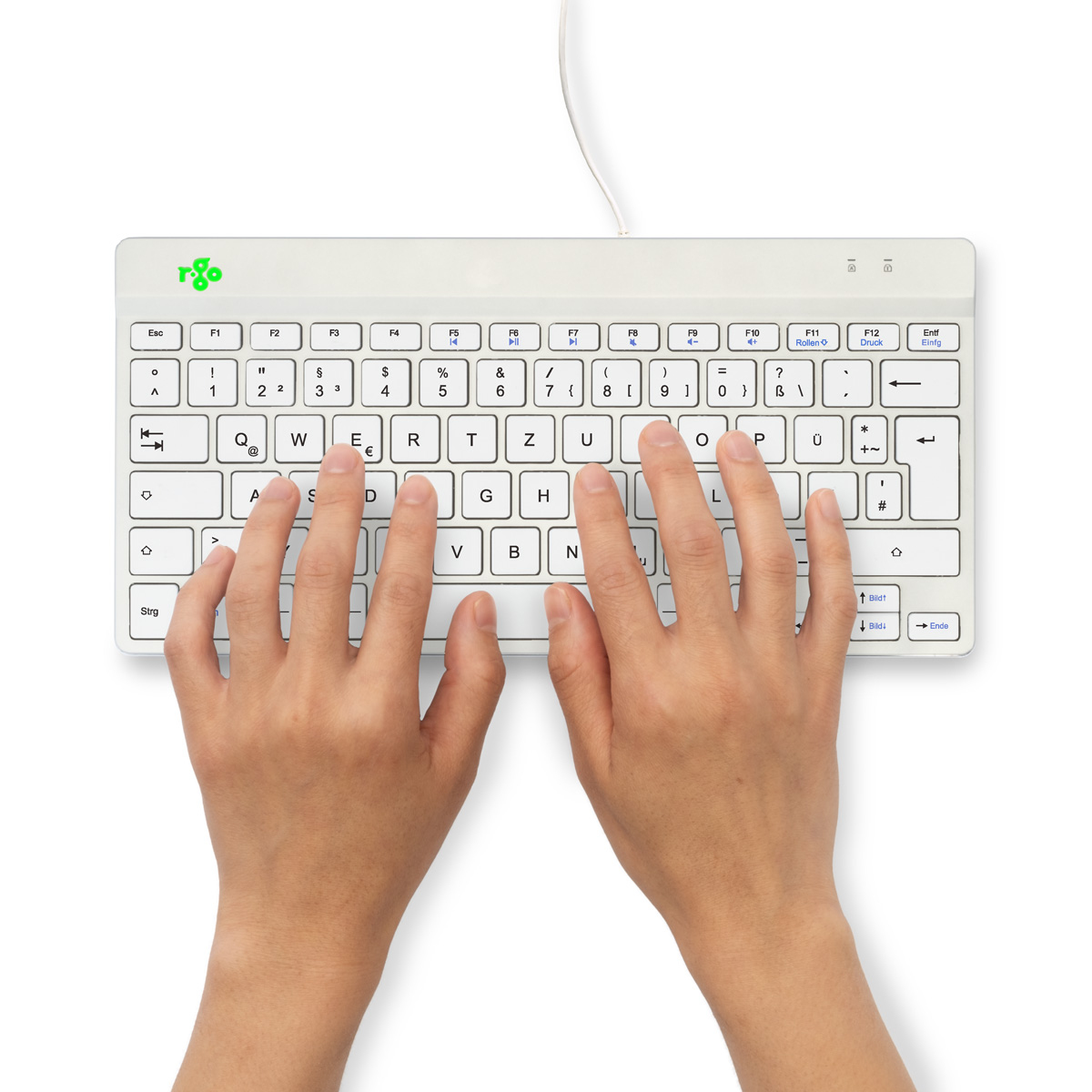 Zwei Hände tippen auf einer weißen Tastatur. Die Tastatur hat grüne Buchstaben.