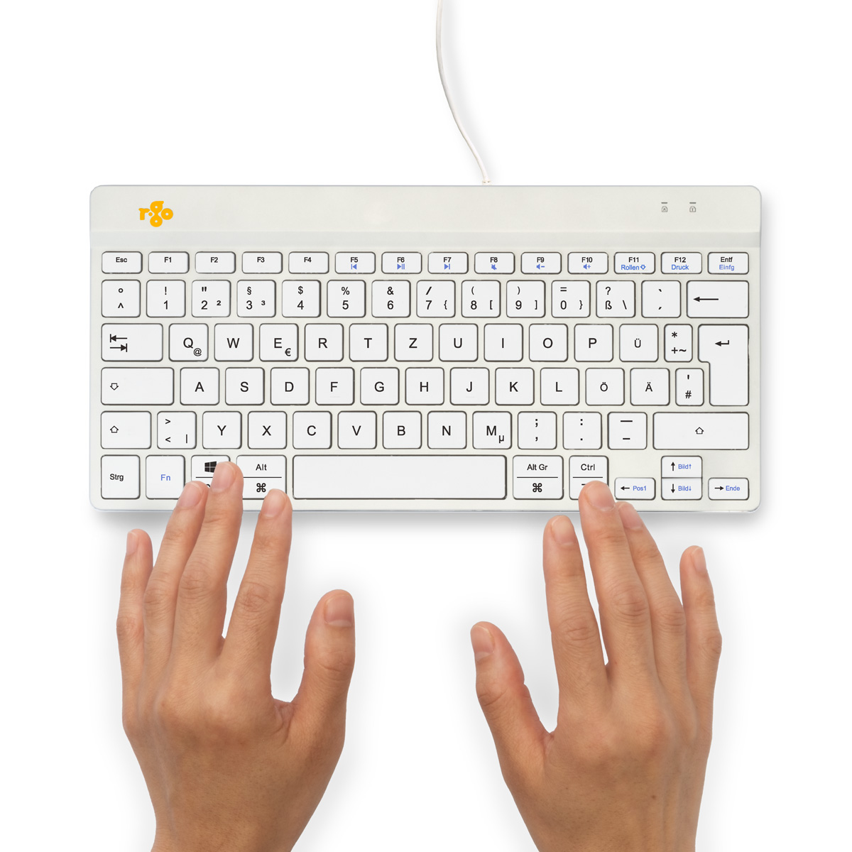 Hände tippen auf einer weißen Tastatur mit deutschen Zeichen und Symbolen.