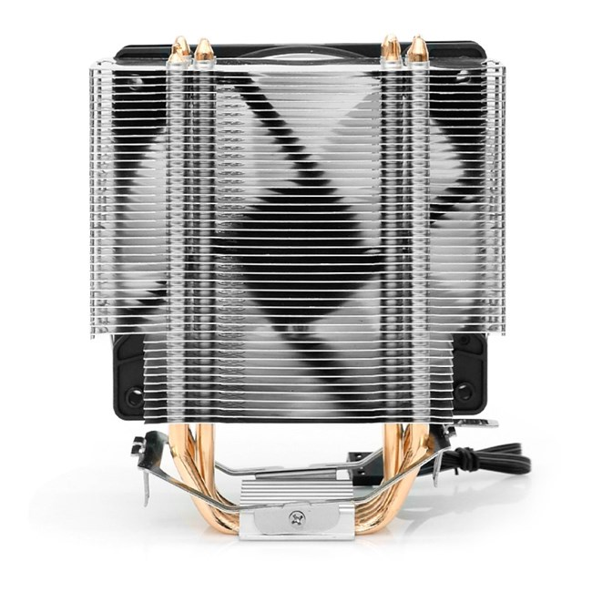 Bakır ısı borulu alüminyum kanatlı CPU soğutucu, beyaz arka plan üzerinde.