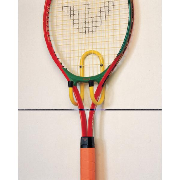 Kırmızı çerçeveli, sarı telli bir tenis raketi sarı duvara monte aparata asılı.