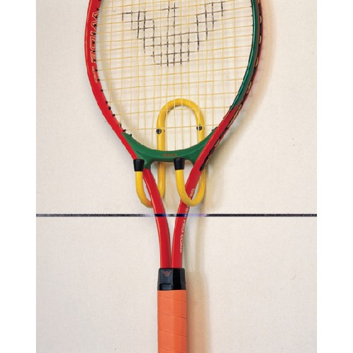Sarı tutuculara sahip kırmızı bir tenis raketi beyaz duvara asılı.
